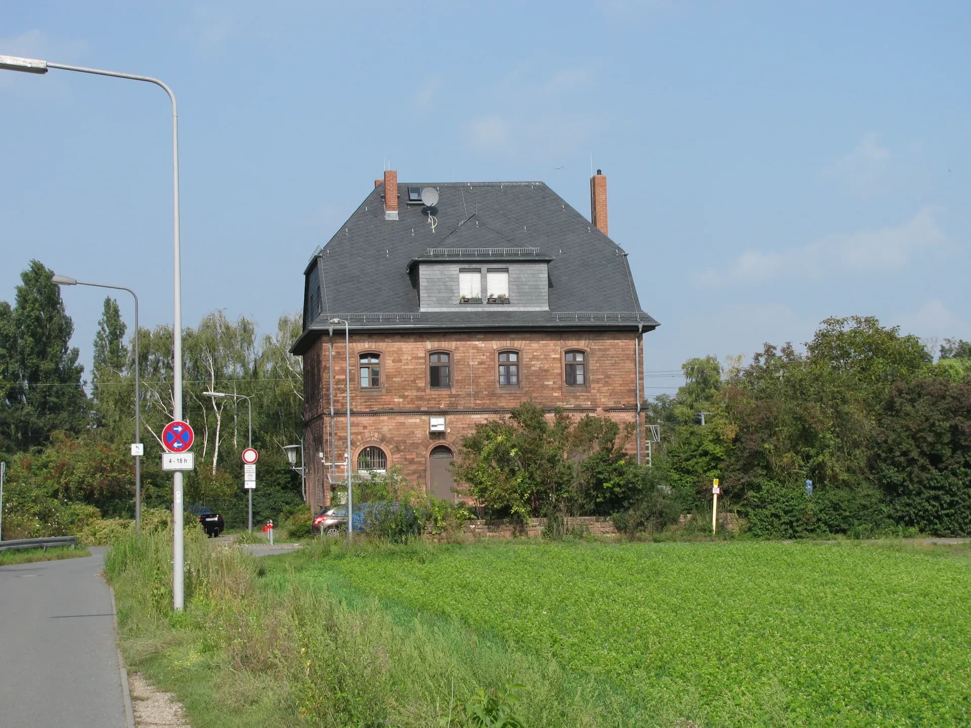 Bahnhofsgebäude von Frankfurt-Oberrad hinter der Feldflur