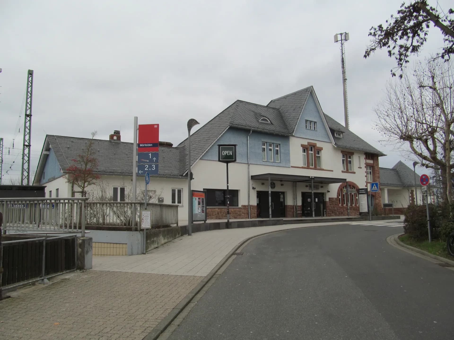 Straßenseite des Bahnhofs Mörfelden in Mörfelden-Walldorf