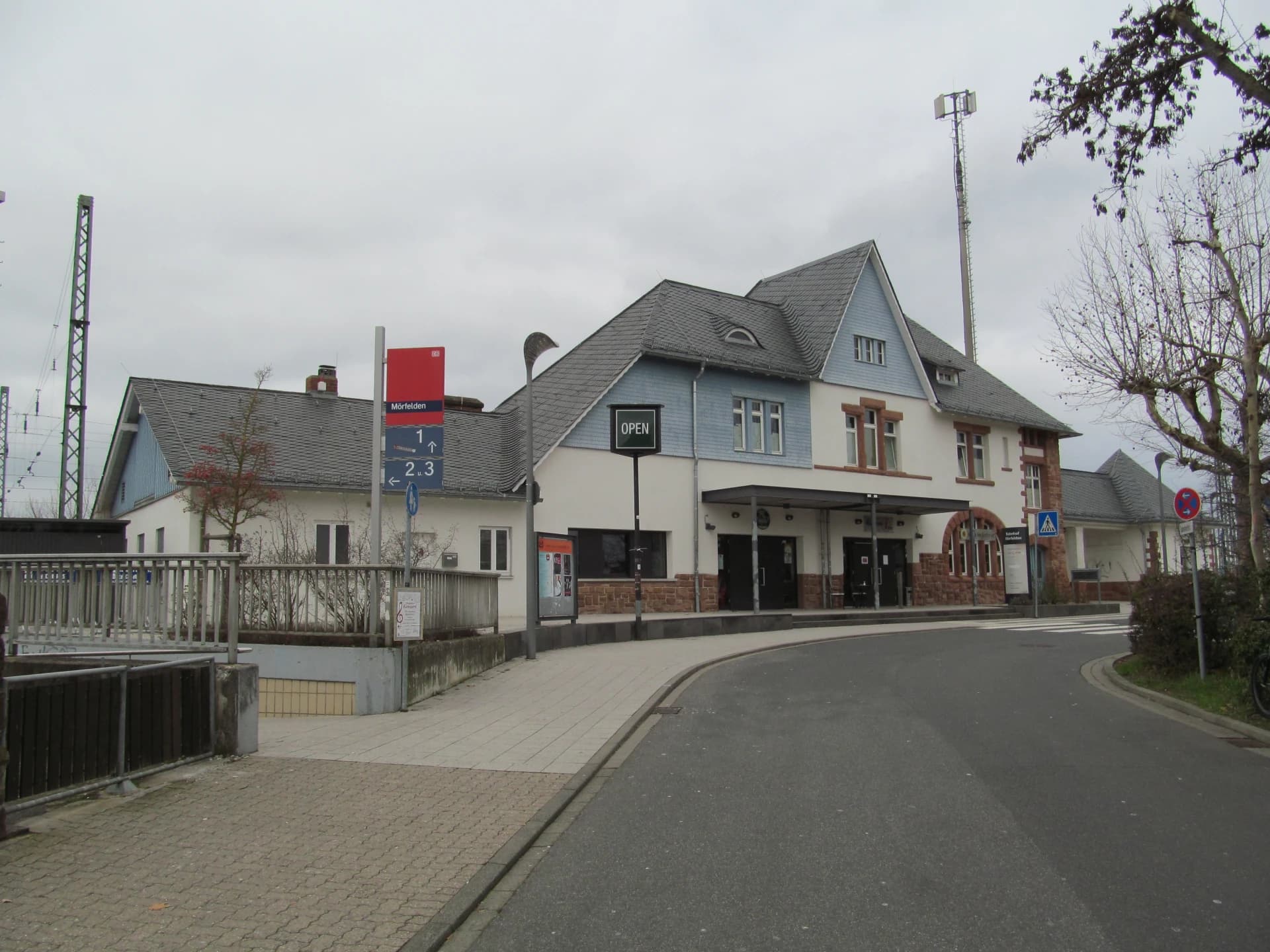 Straßenseite des Bahnhofs Mörfelden in Mörfelden-Walldorf