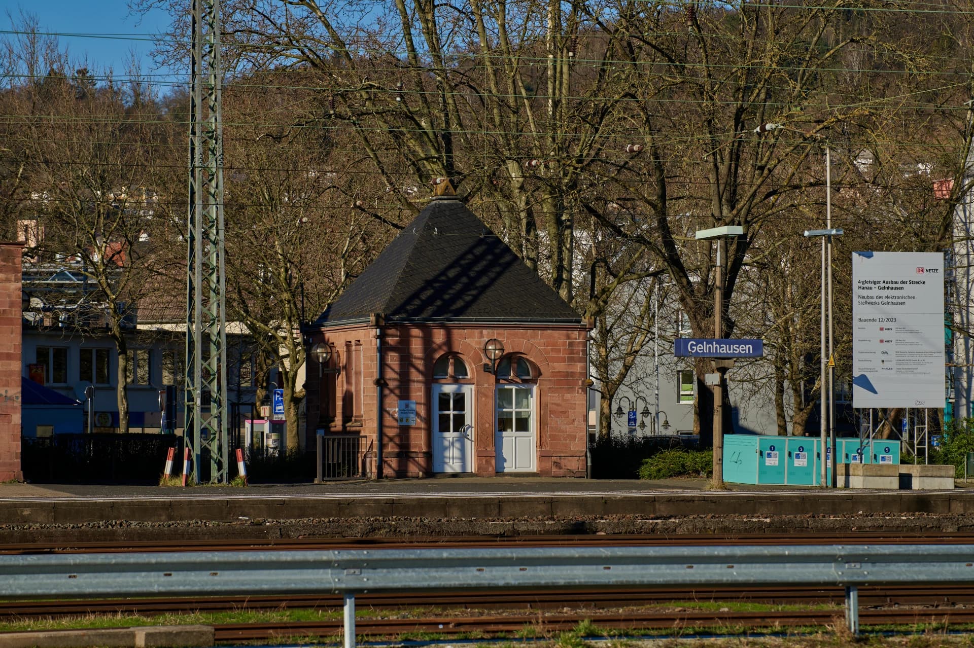 Nebengebäude am Bahnhof Gelnhausen