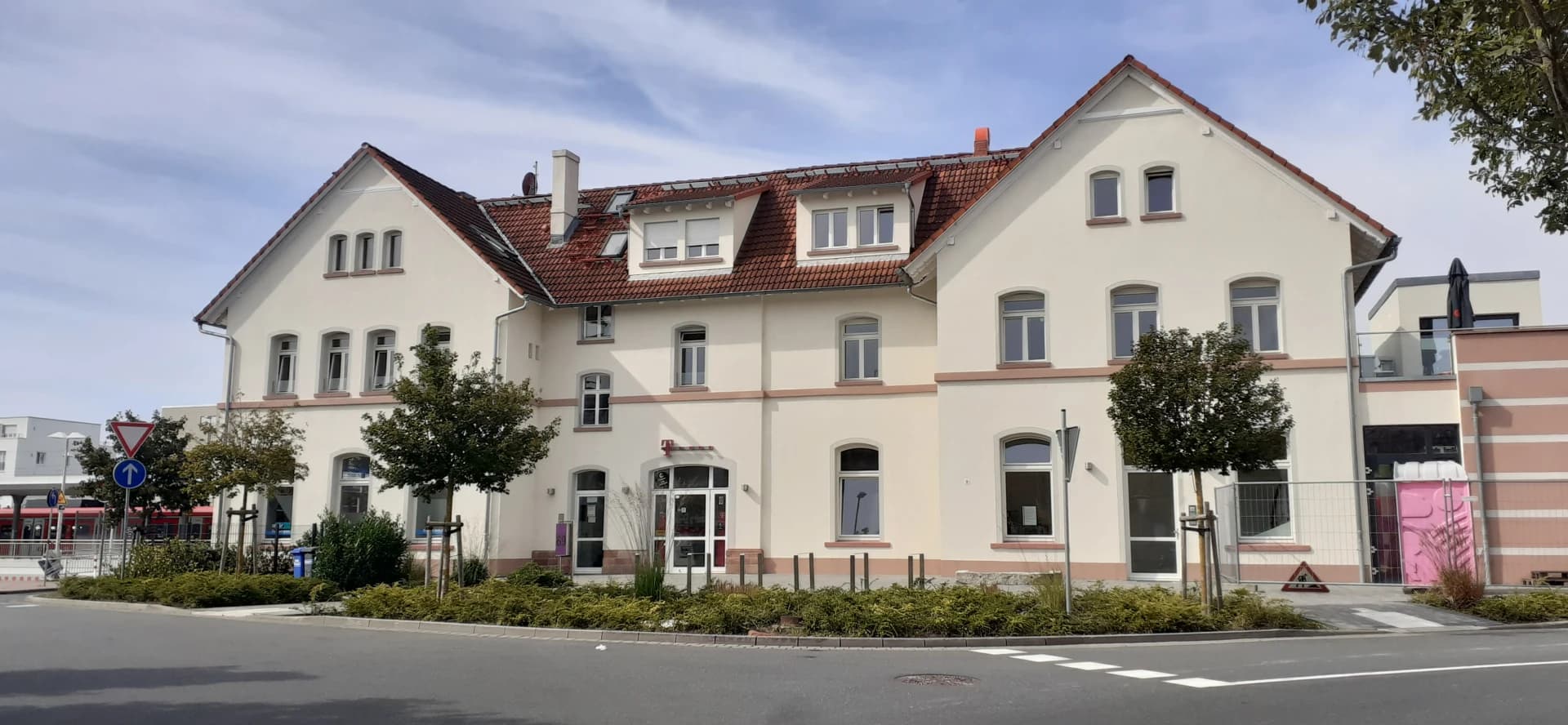 Empfangsgebäude des Bahnhofs Ober-Roden in Rödermark