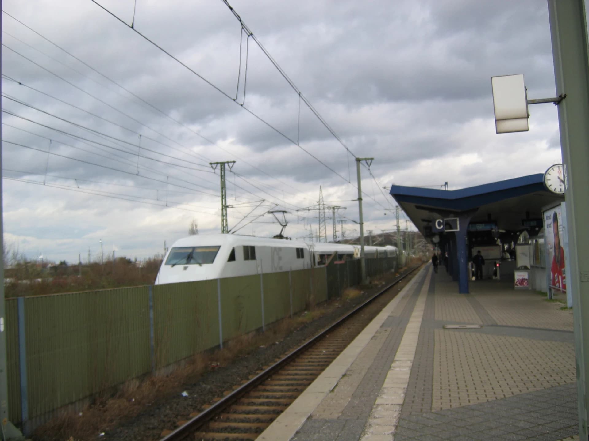 ICE am Bahnhof Offenbach Ost