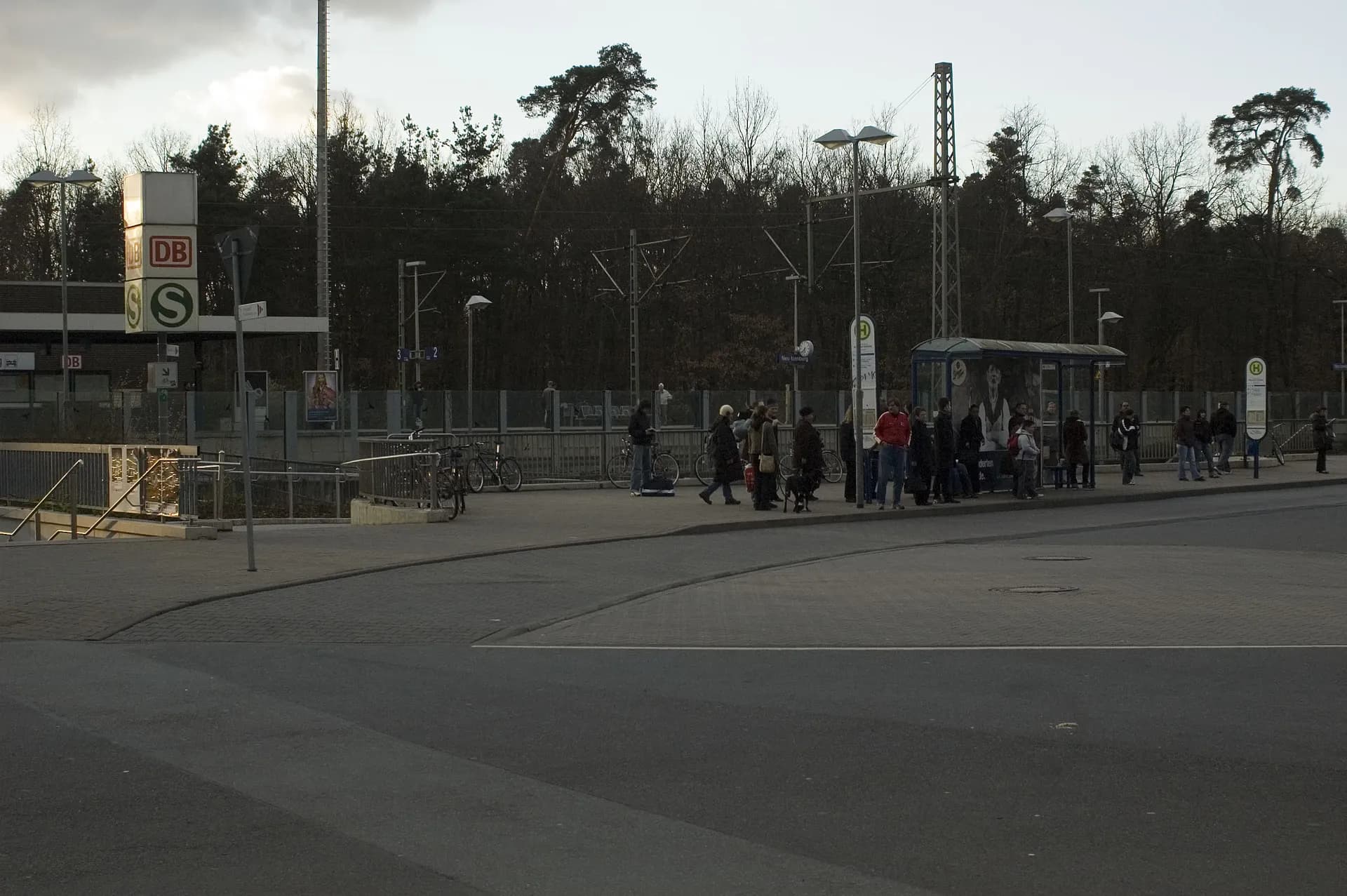 Bahnhofsvorplatz an der Ostseite in Neu-Isenburg