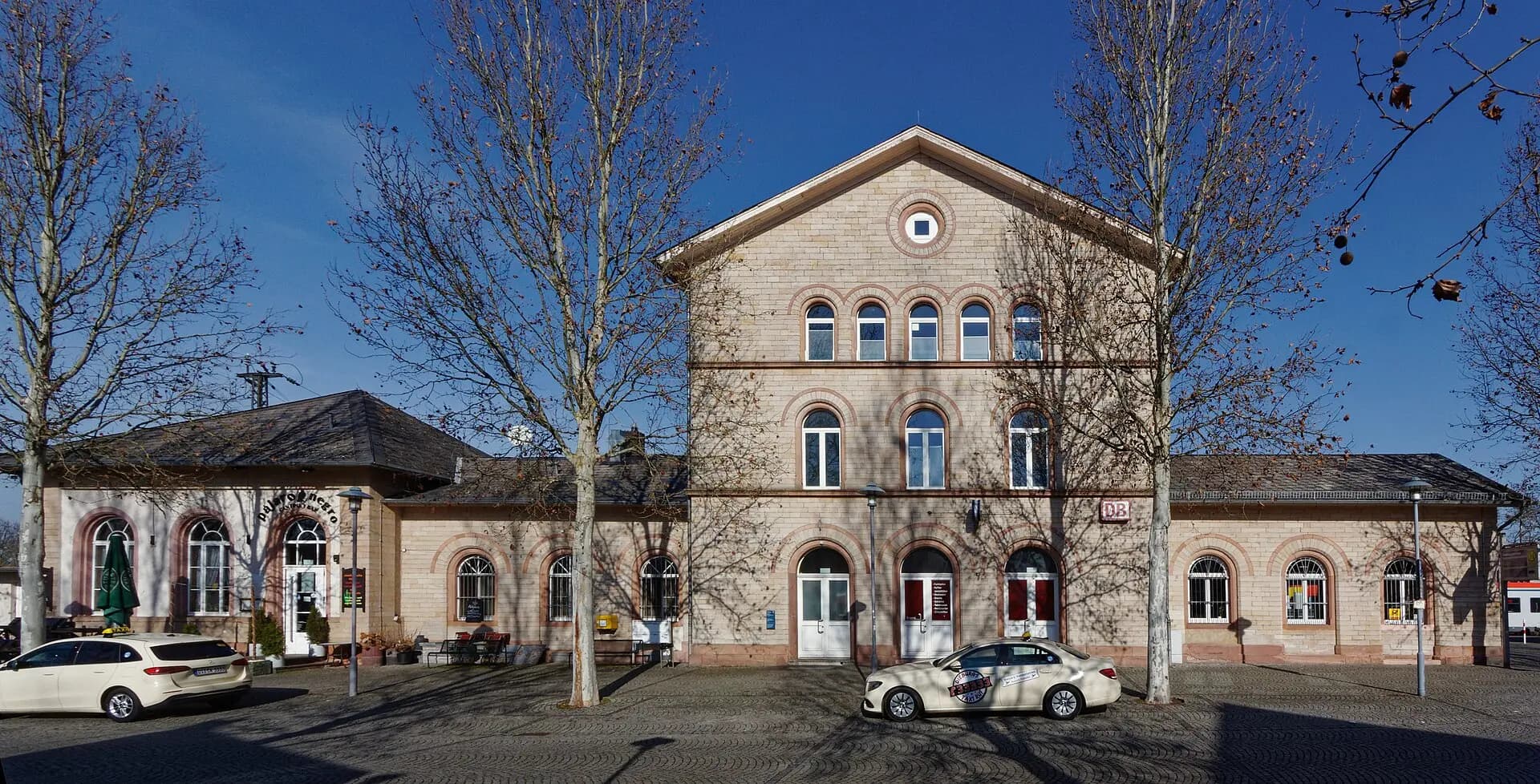 Bahnhof vom Vorplatz in Dieburg