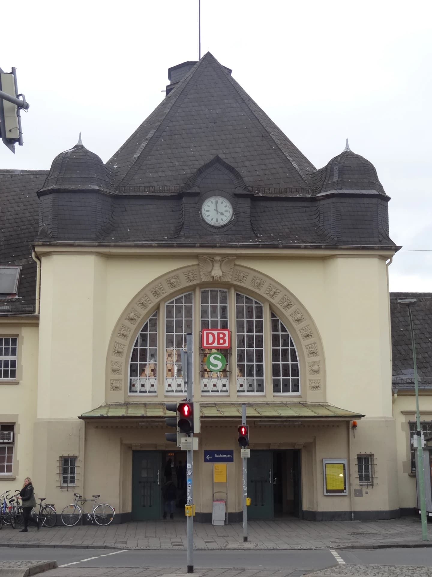 Portal des Bahnhofs in Friedberg (Hessen)