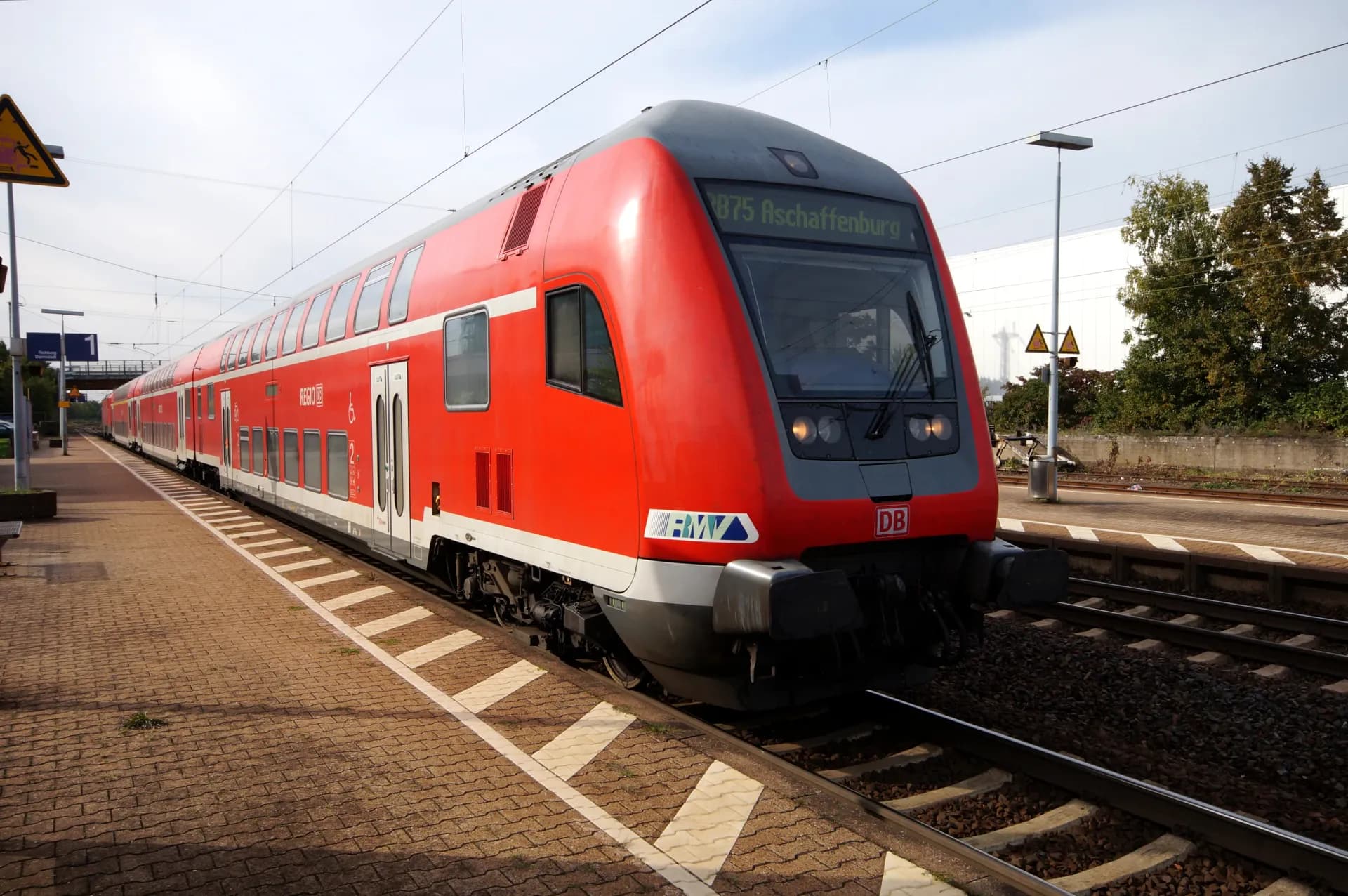 Regionalbahn im Bahnhof Groß Gerau