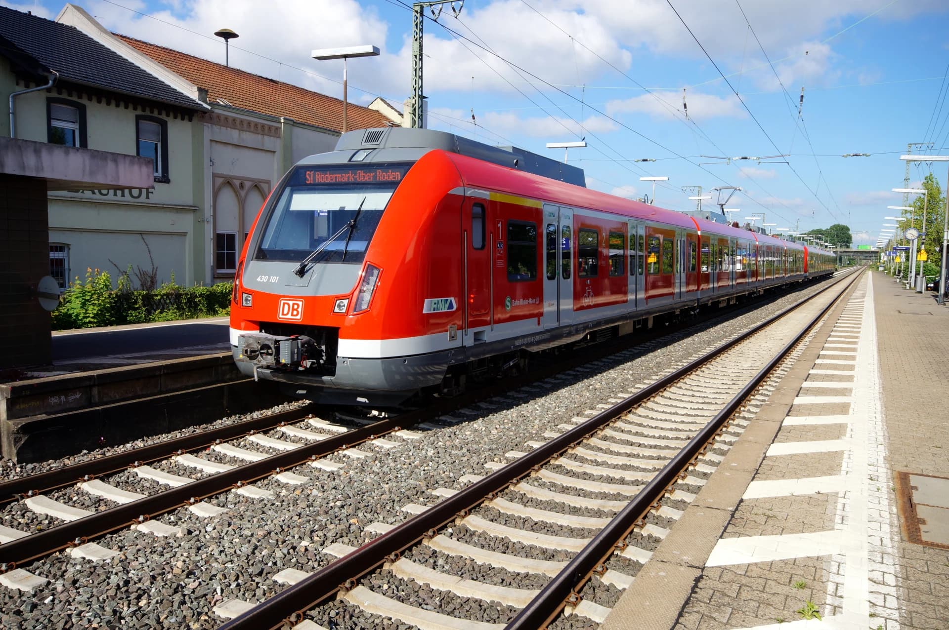 S-Bahn am Bahnhof Hochheim am Main