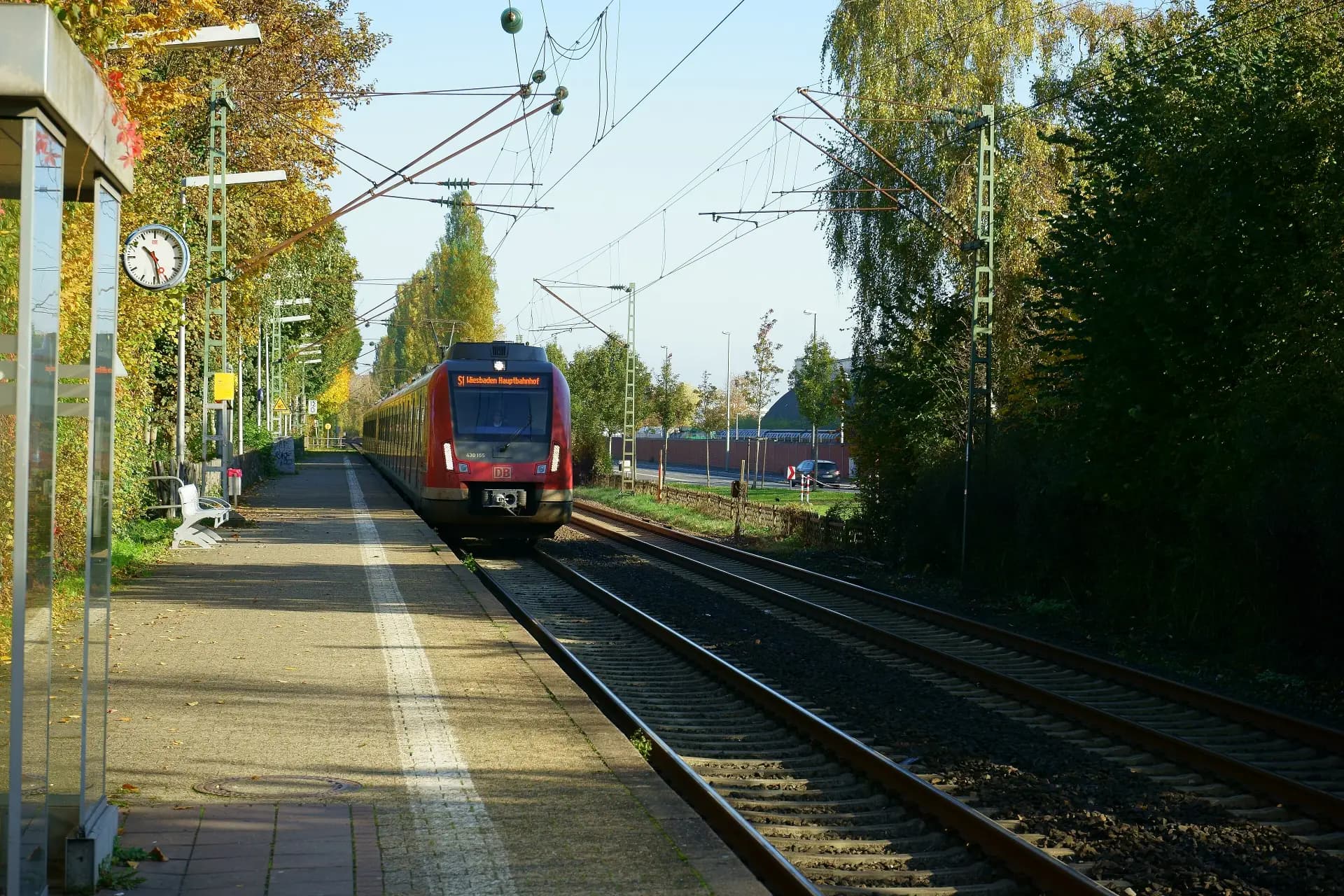 S-Bahn am Bahnhof in Frankfurt Sindlingen