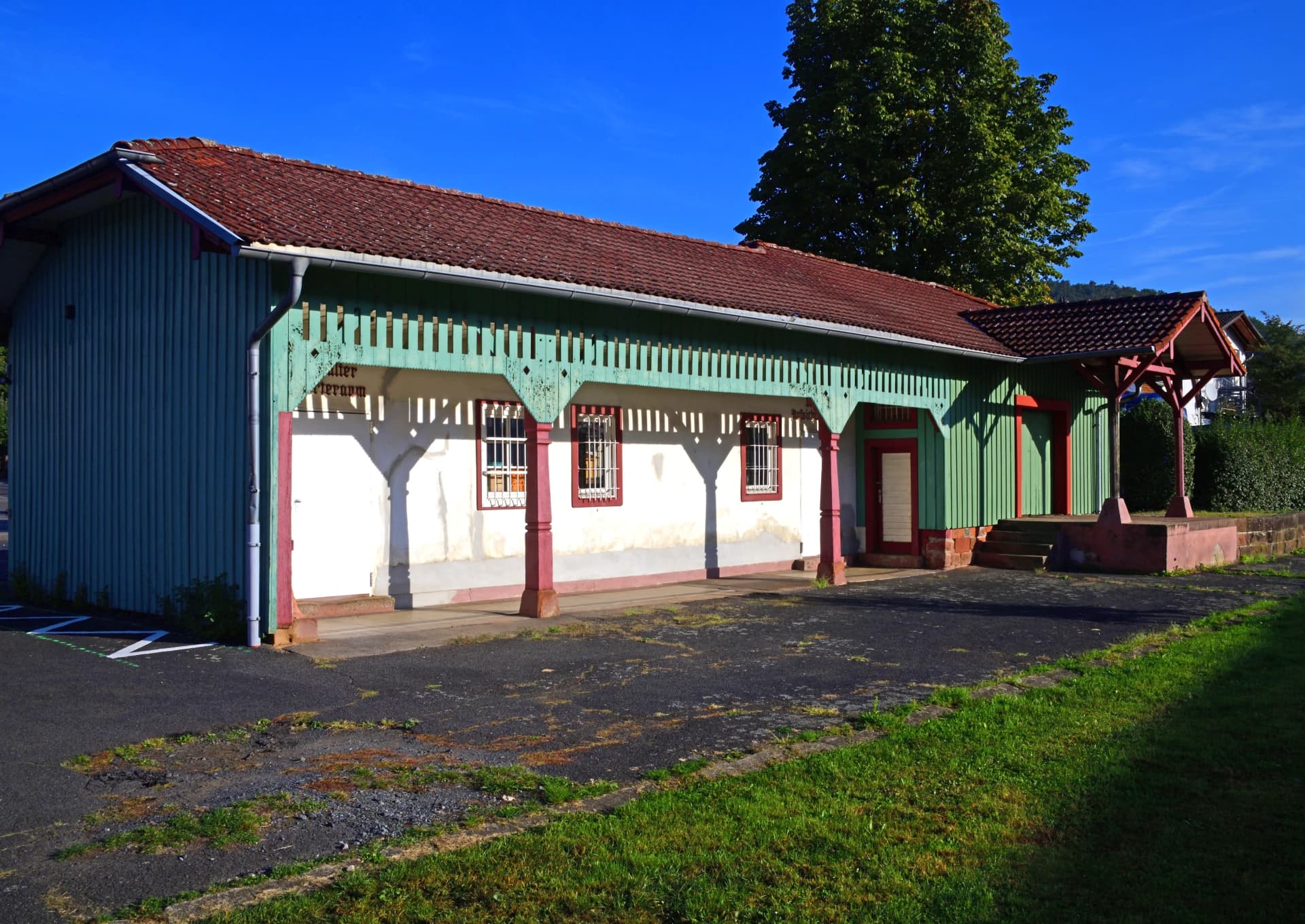 Historisches Bahnhofsgebäude in Sandbach in Breuberg