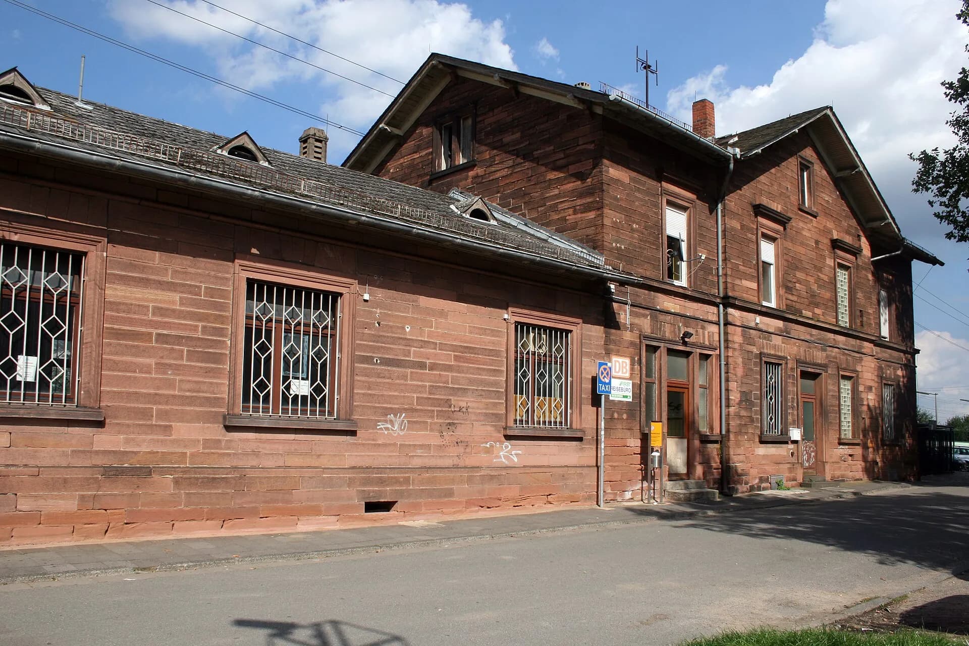 Sandsteinbau des Bahnhofs in Weiterstadt