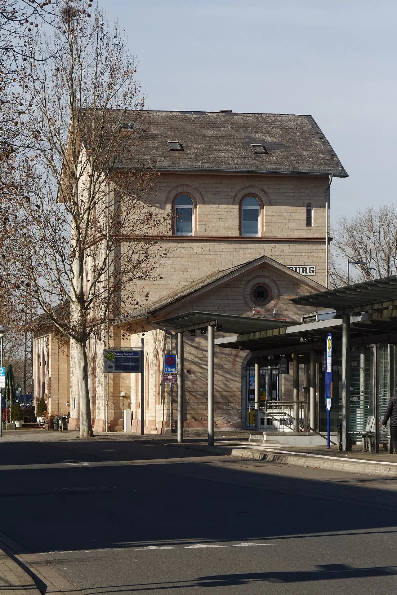 Seitenansicht des Bahnhofsgebäudes in Dieburg