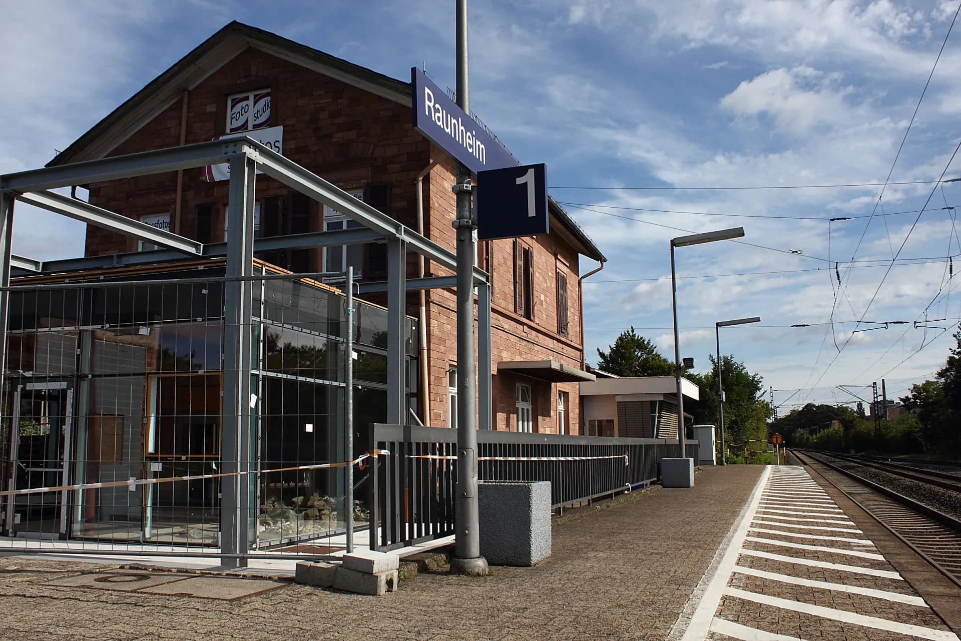 Bahnhof mit Stationsschild in Raunheim