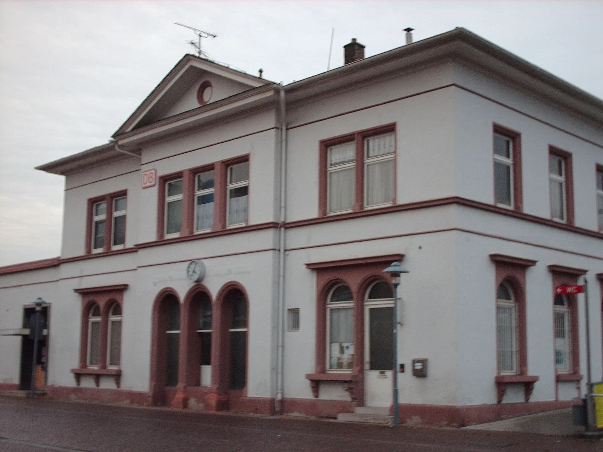 Bahnhof Langen von der Straßenseite