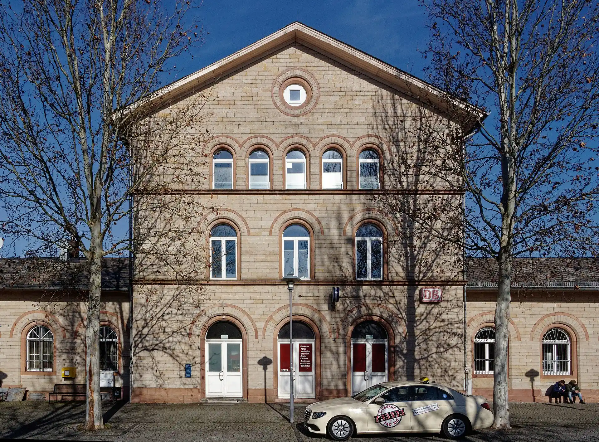 Bahnhof von der Straßenseite in Dieburg