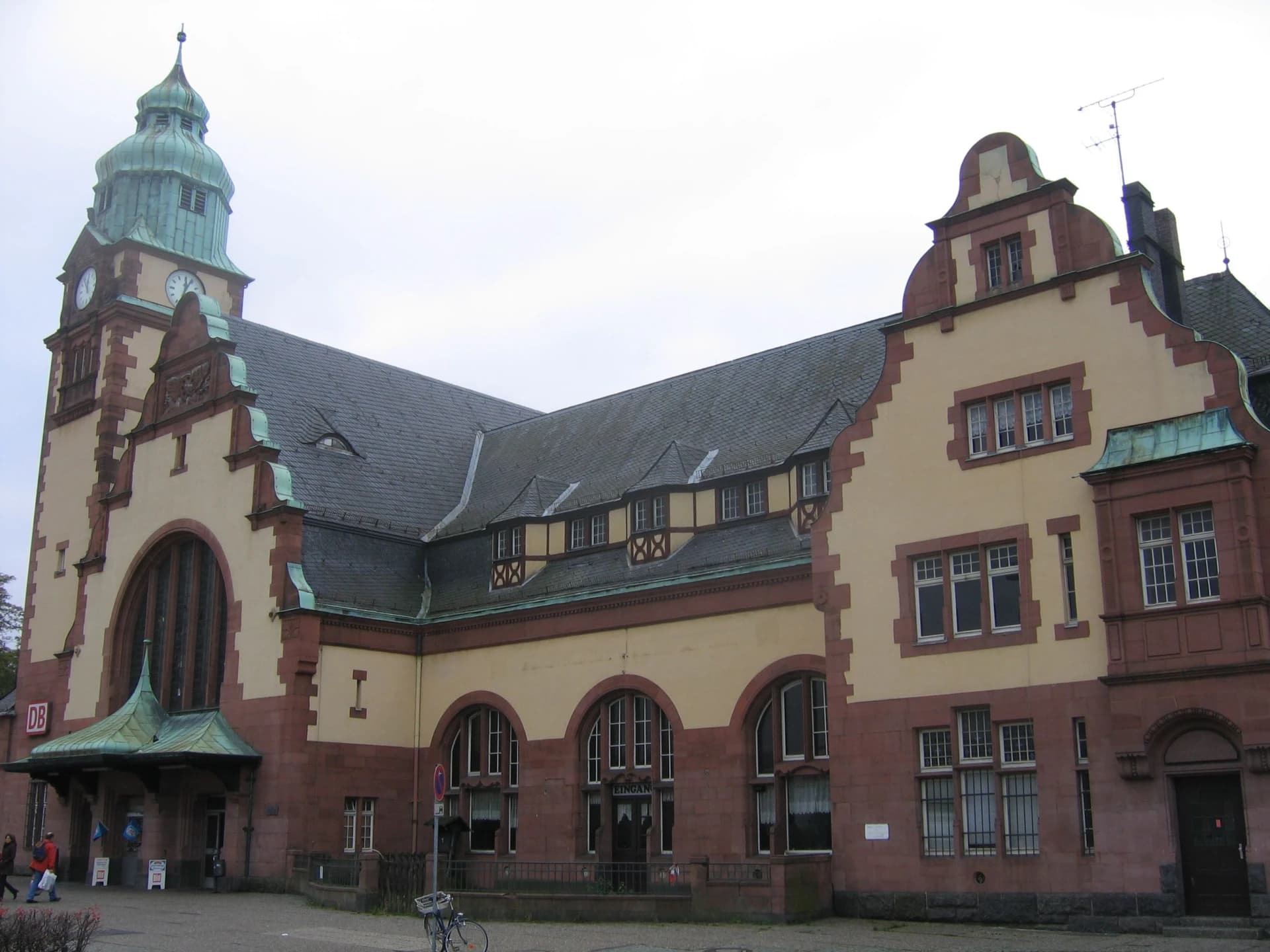 Straßenseite des Bahnhofs Bad Homburg