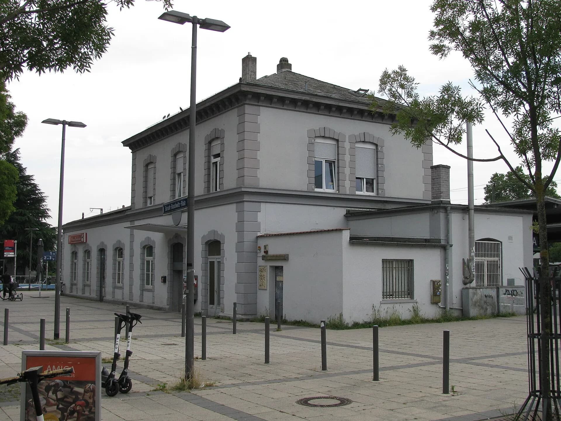 Straßenseite des Bahnhofs Frankfurt-Rödelheim