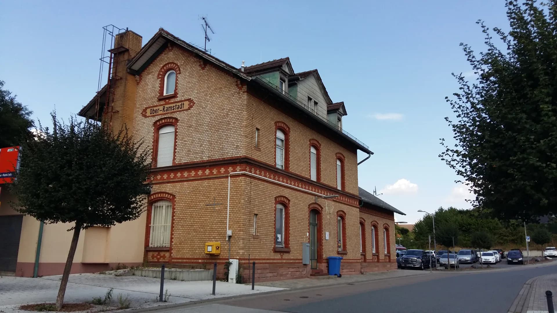 Bahnhofsgebäude von der Straßenseite in Ober-Ramstadt