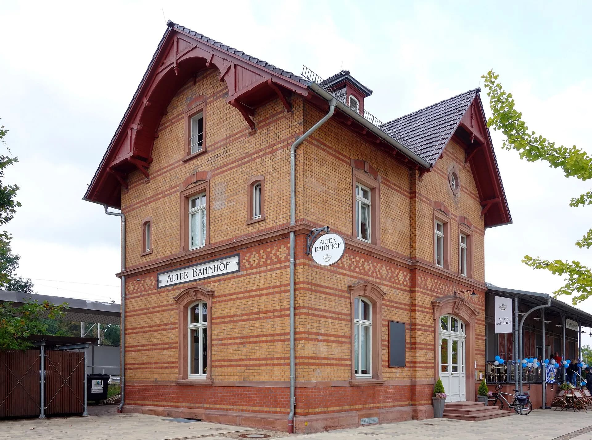 Bahnhof Heusenstamm von der Straßenseite