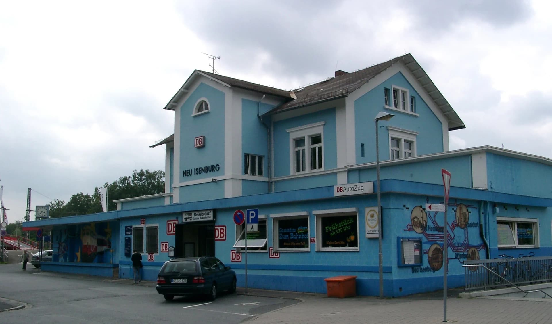 Bahnhof Neu-Isenburg von der Straßenseite