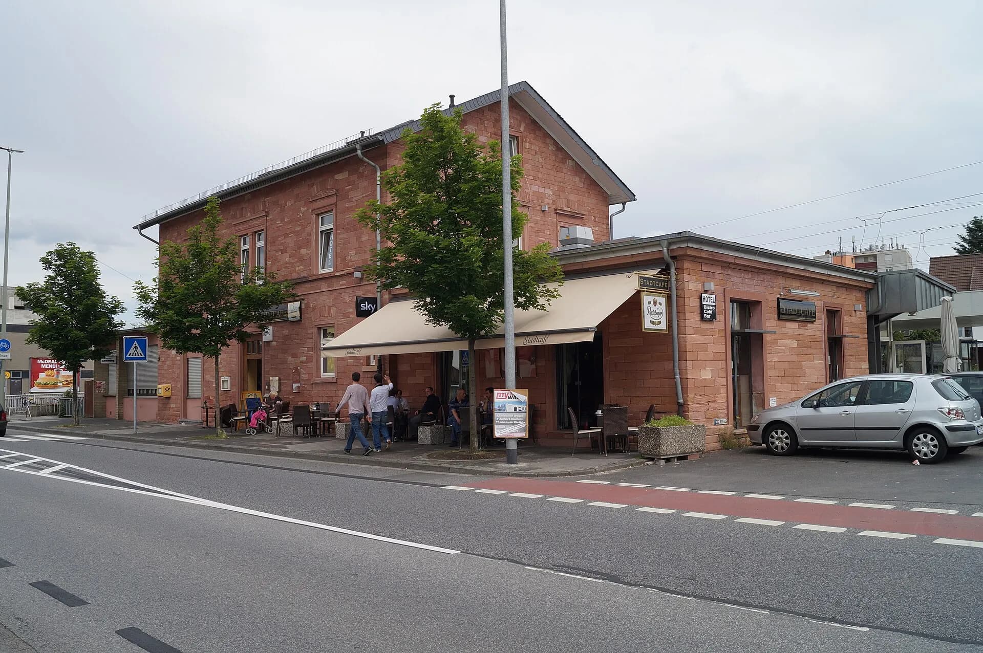 Bahnhofsgebäude von der Straßenseite in Kelsterbach