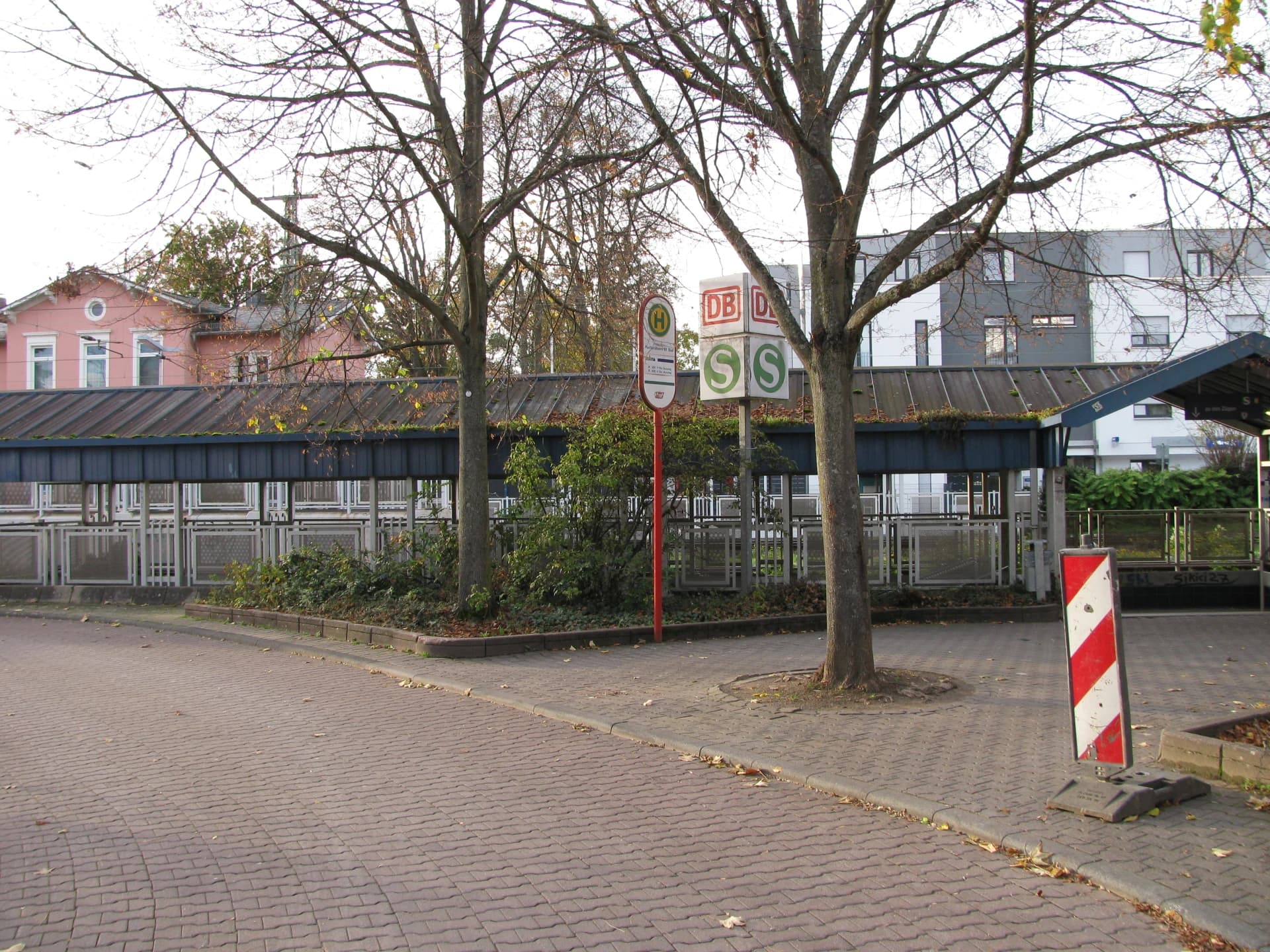 Vorplatz am Bahnhof Süd in Hattersheim am Main
