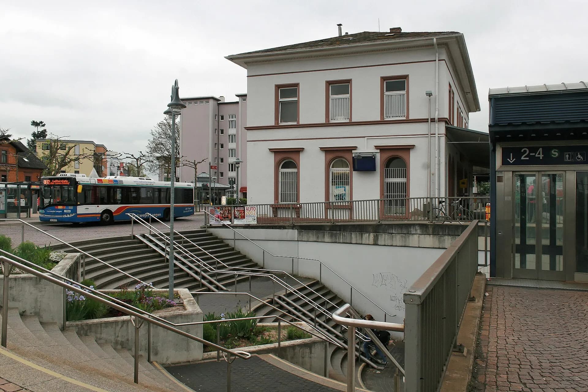 Treppenaufgang am Bahnhof Langen