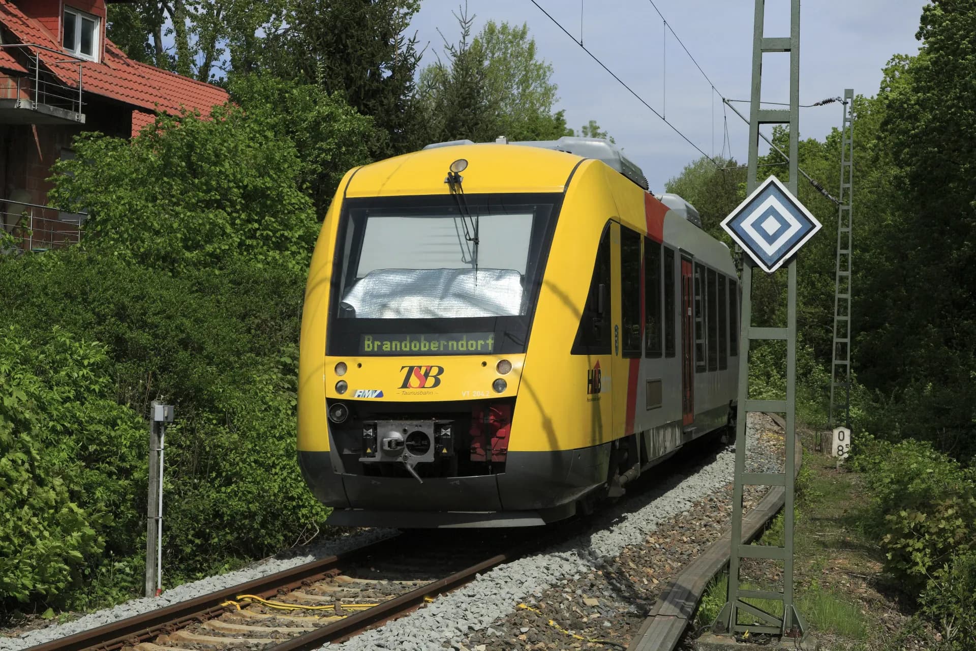 Triebwagen der Taunusbahn am Bahnhof Friedrichsdorf