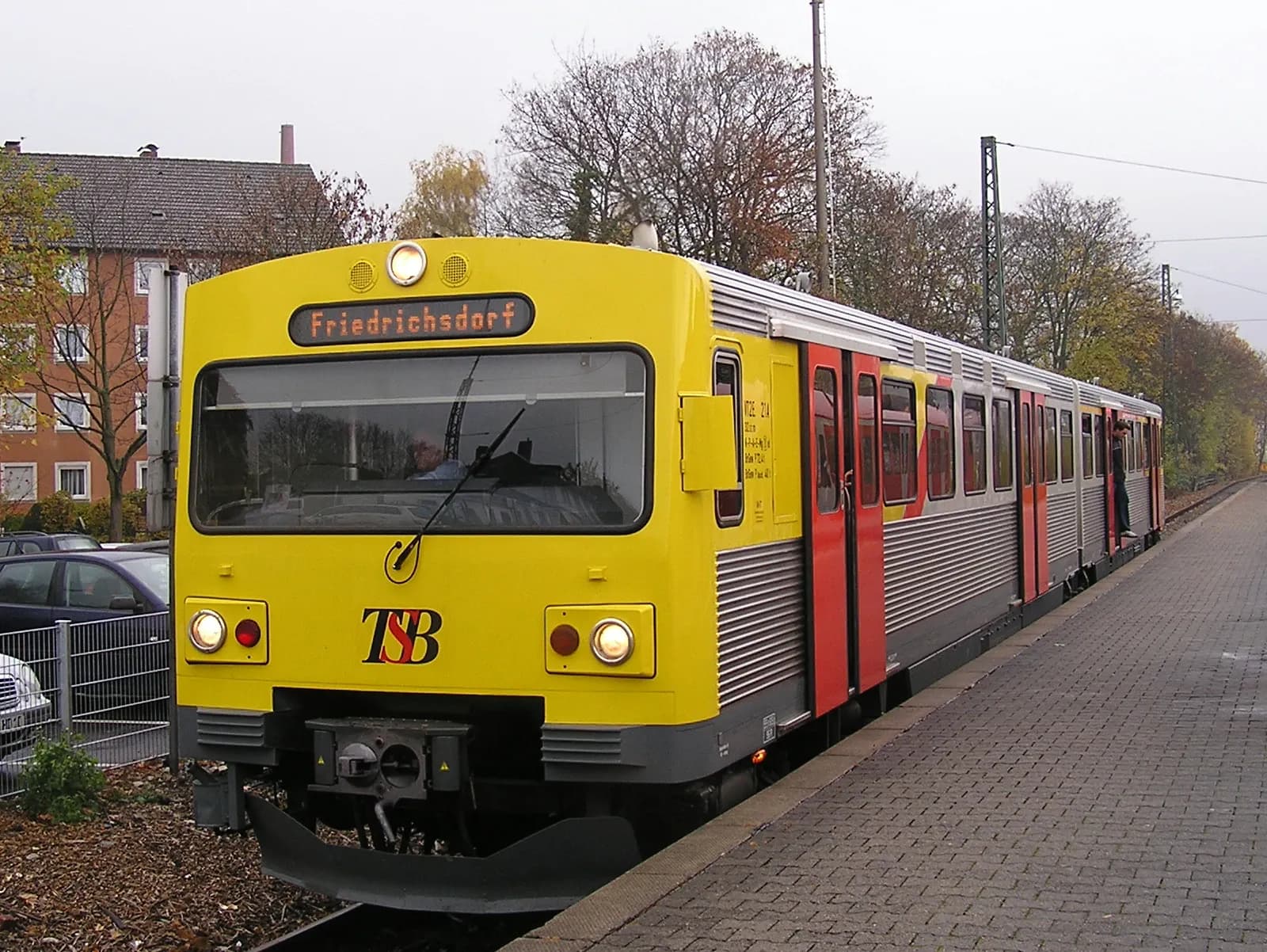 Triebwagen VT 2E der Taunusbahn am Bahnhof Friedrichsdorf