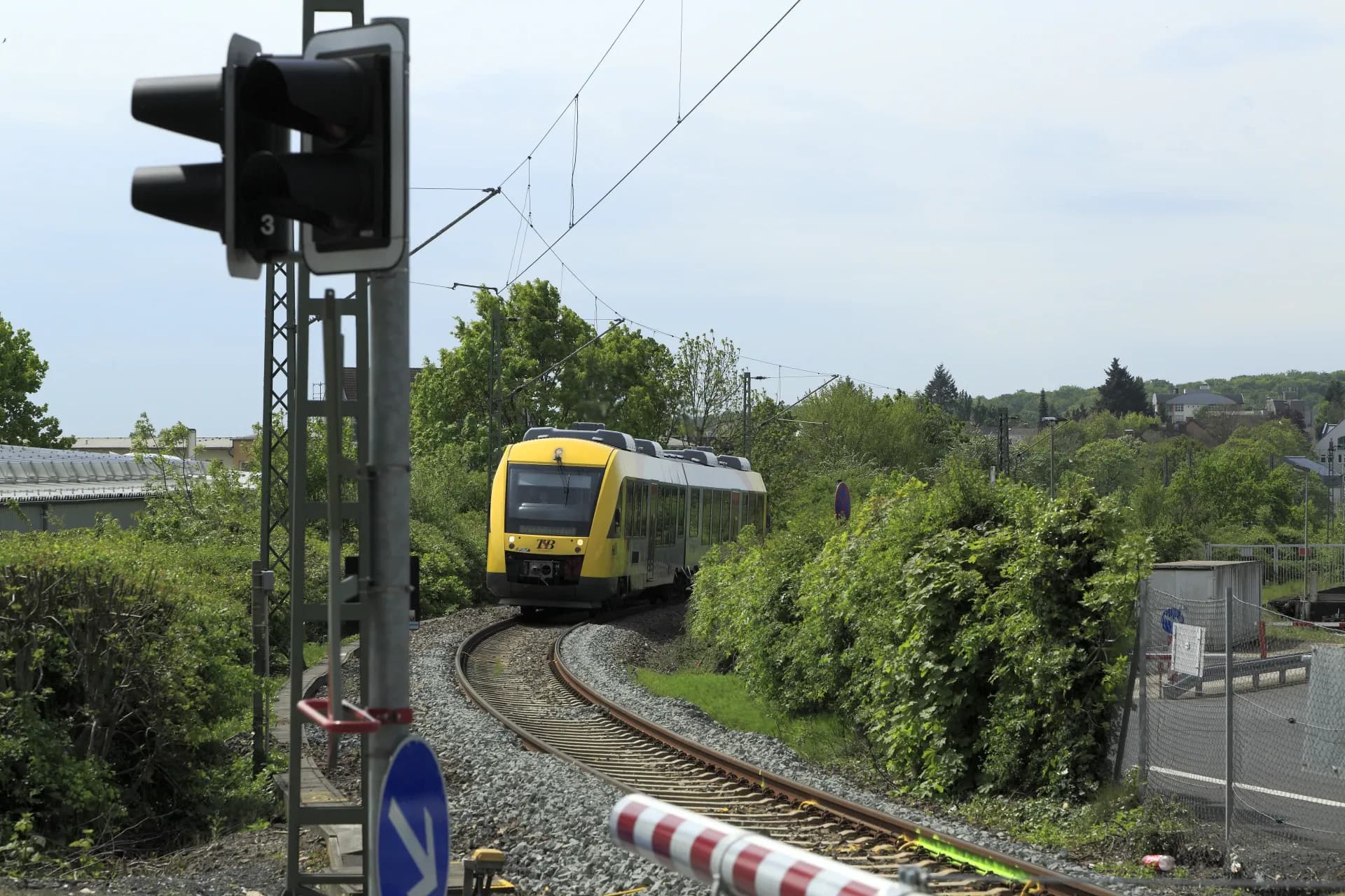 Triebwagen der Hessischen Landesbahn am Bahnhof Friedrichsdorf