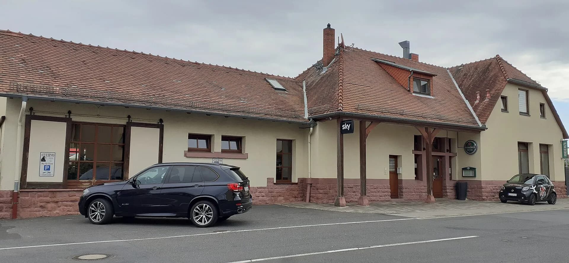 Straßenseite des Bahnhofs Urberach
