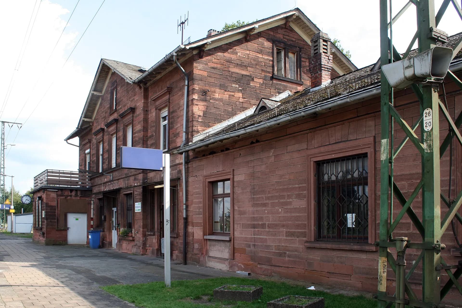 Bahnhofsgebäude vom Bahnsteig aus in Weiterstadt