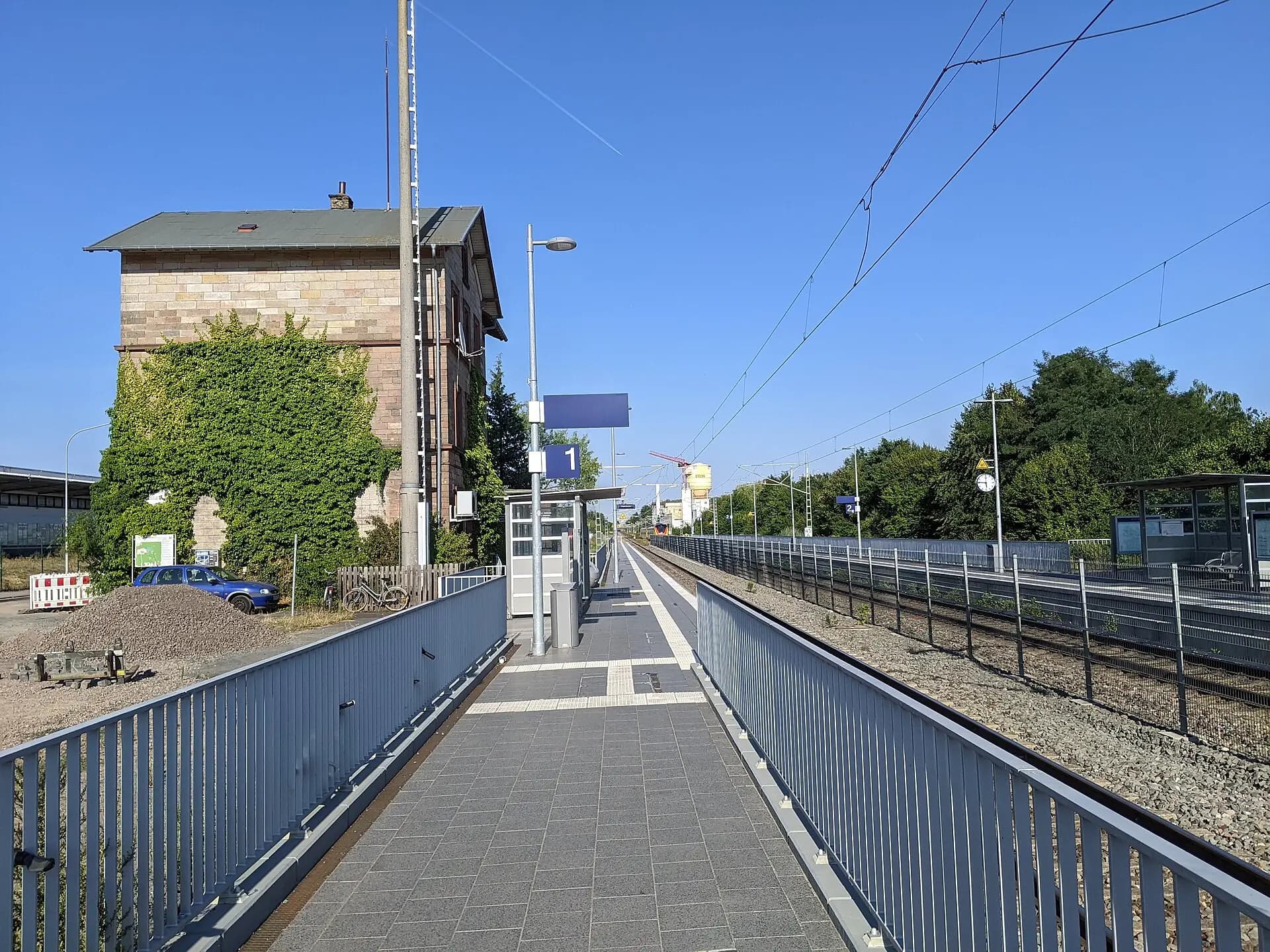Bahnsteig und Empfangsgebäude des Bahnhofs Messel von Westen