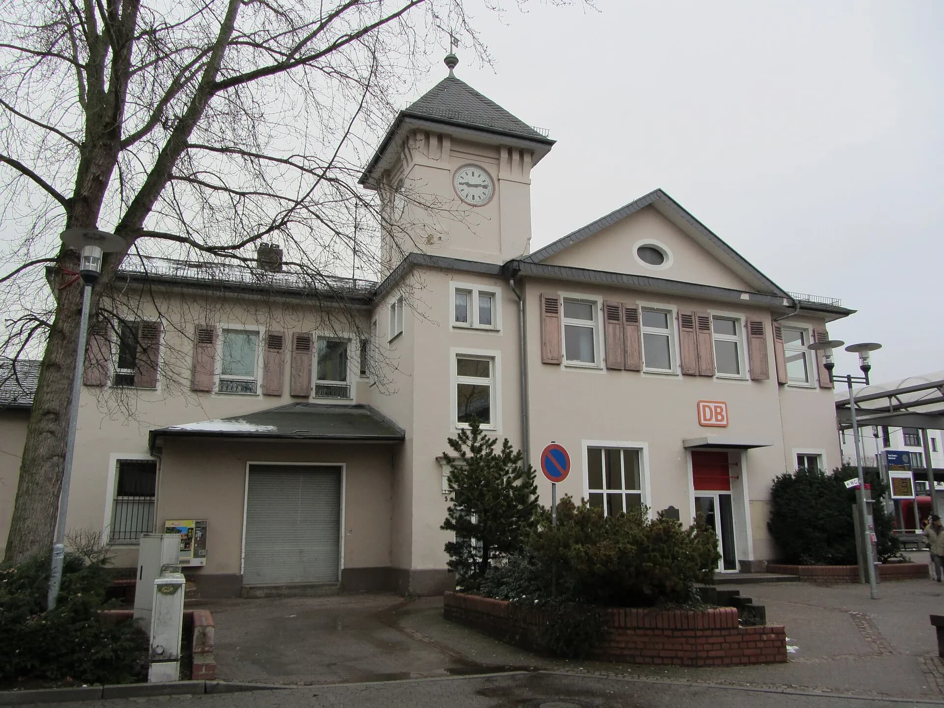 Vorderansicht des Bahnhofs in Bad Soden am Taunus