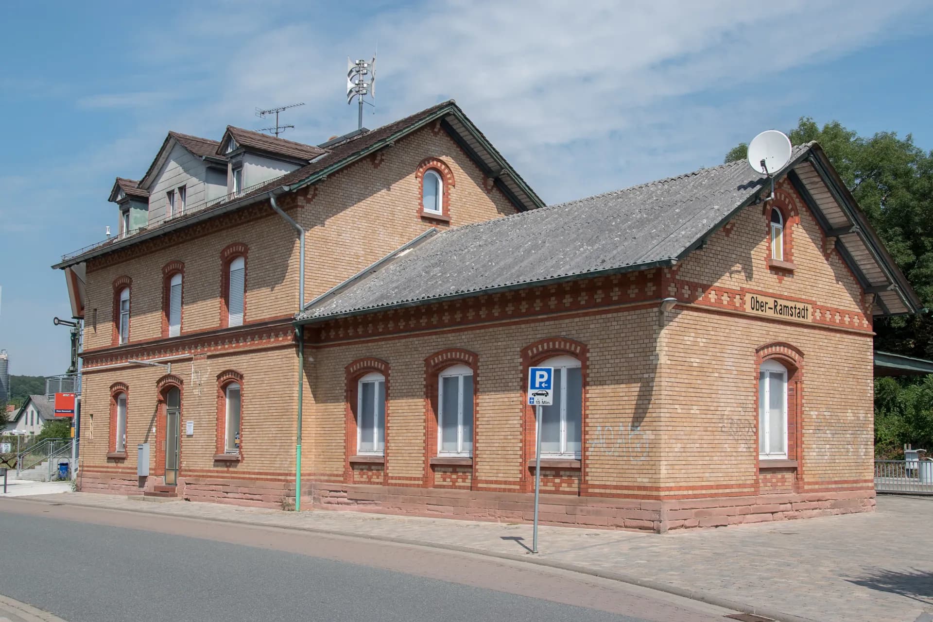 Bahnhof mit Vorplatz in Ober-Ramstadt