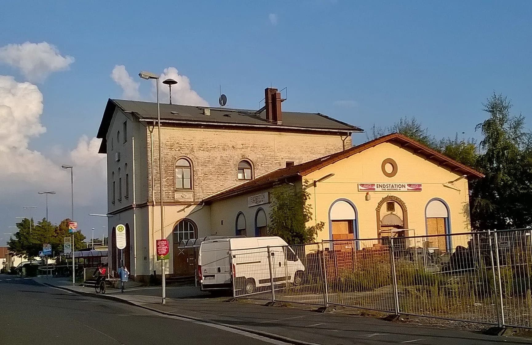 Bahnhofsgebäude von Mühlheim am Main mit Vorplatz