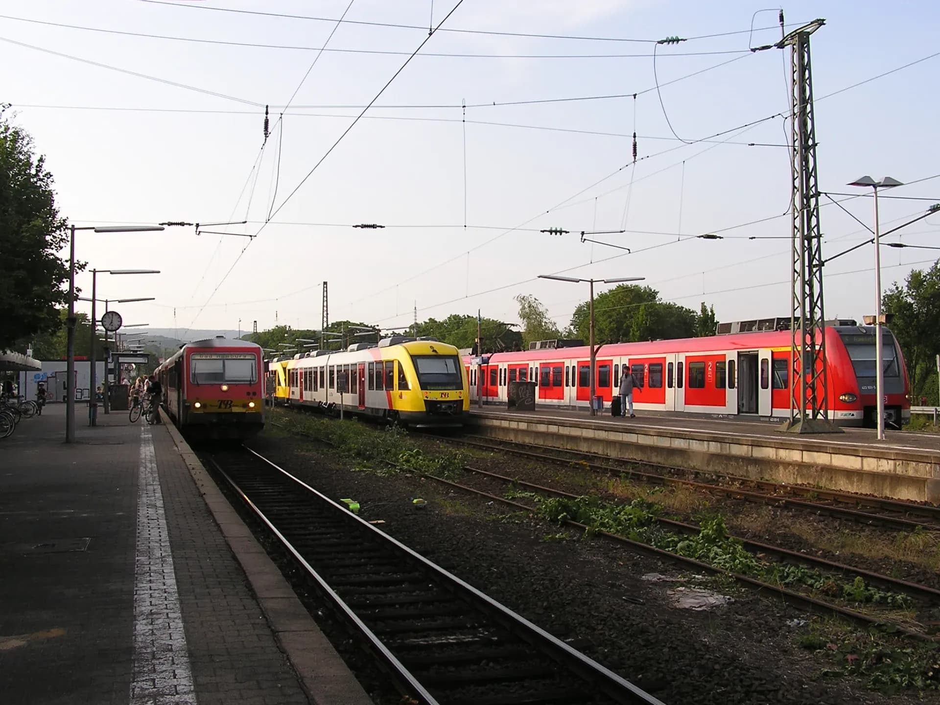 S-Bahn und Taunusbahn am Bahnhof Friedrichsdorf