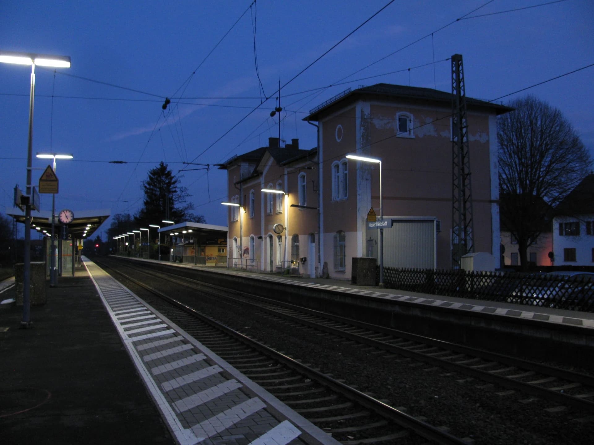 Bahnhof Nieder-Wöllstadt am Abend
