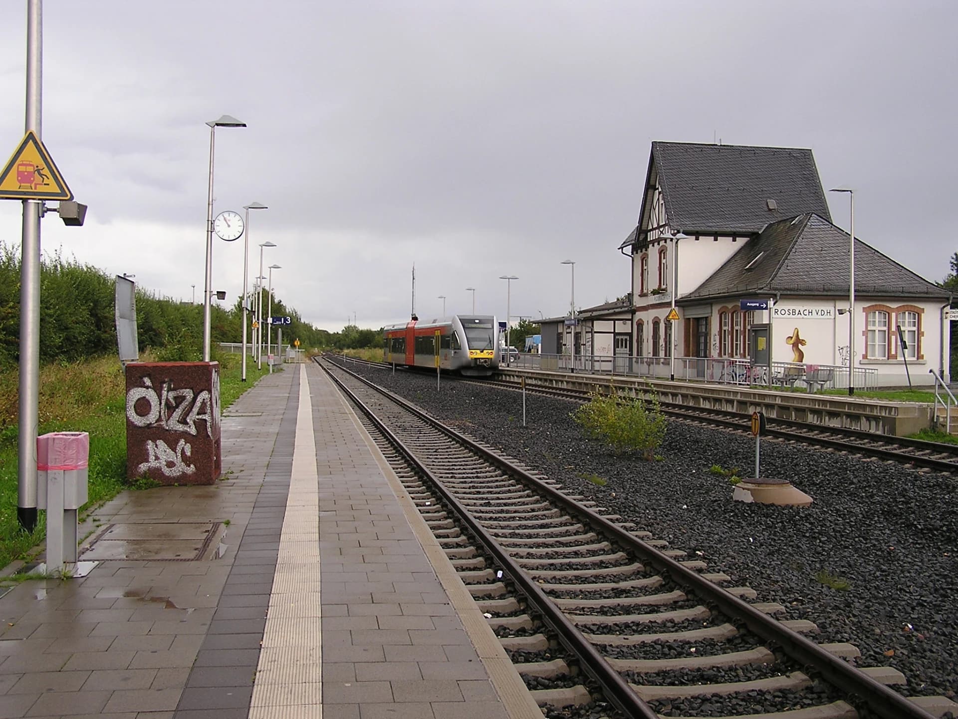 Bahnhof mit Regionalzug in Rosbach vor der Höhe