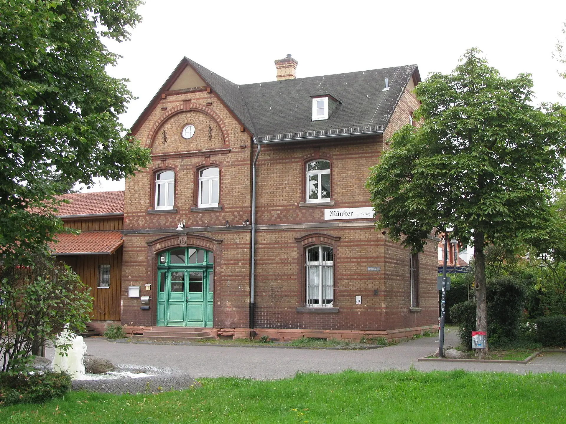 Bahnhofsgebäude am Haltepunkt in Münster (Hessen)