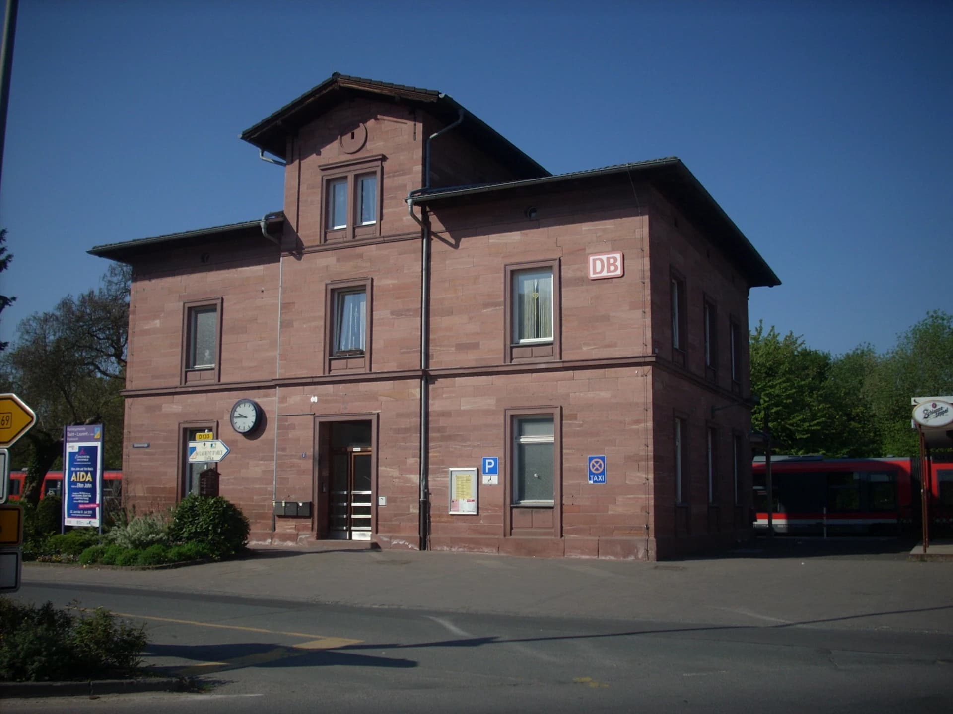 Bahnhof aus rotem Sandstein in Klingenberg am Main
