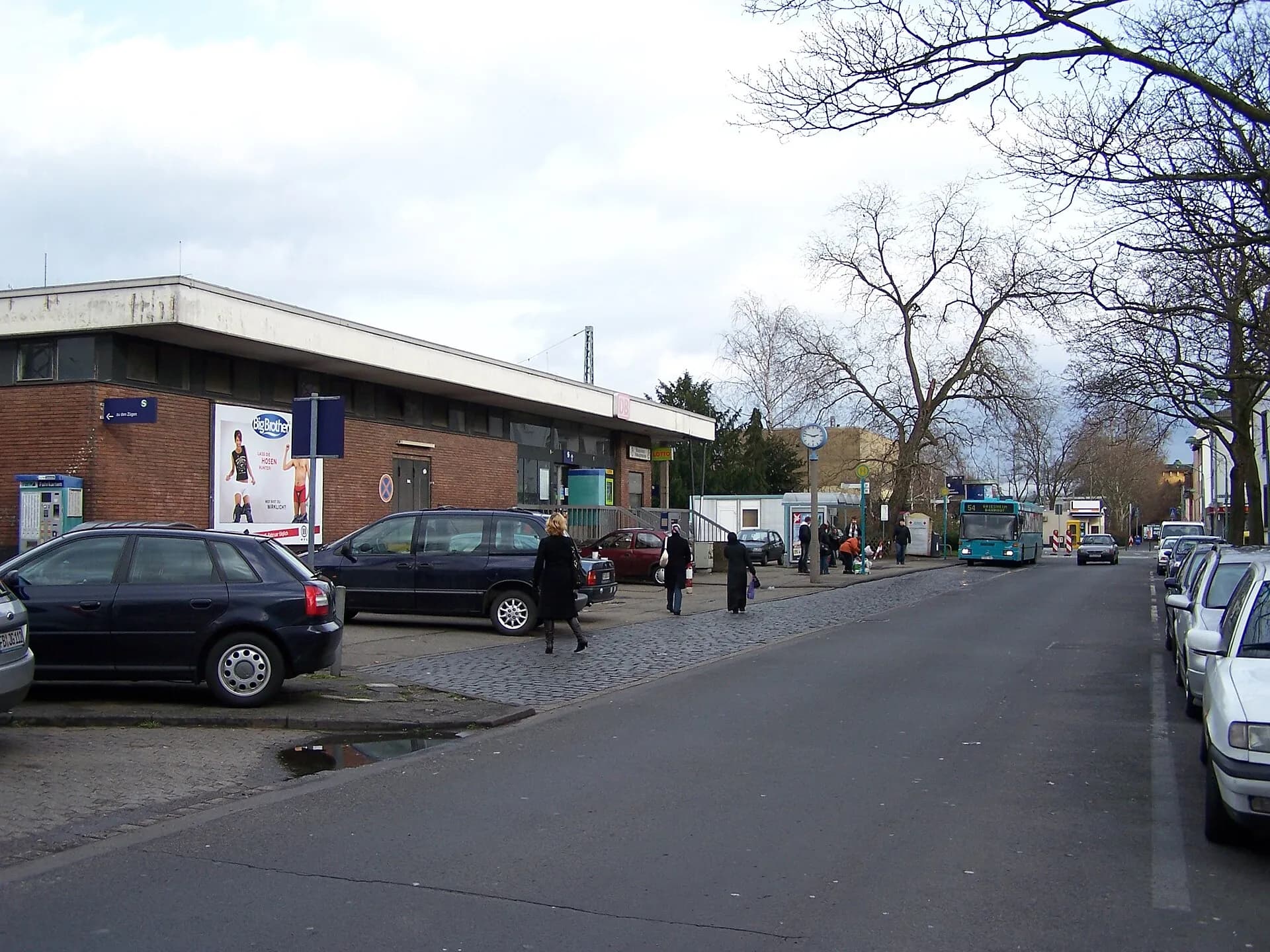 Empfangsgebäude des Bahnhofs in Frankfurt Griesheim