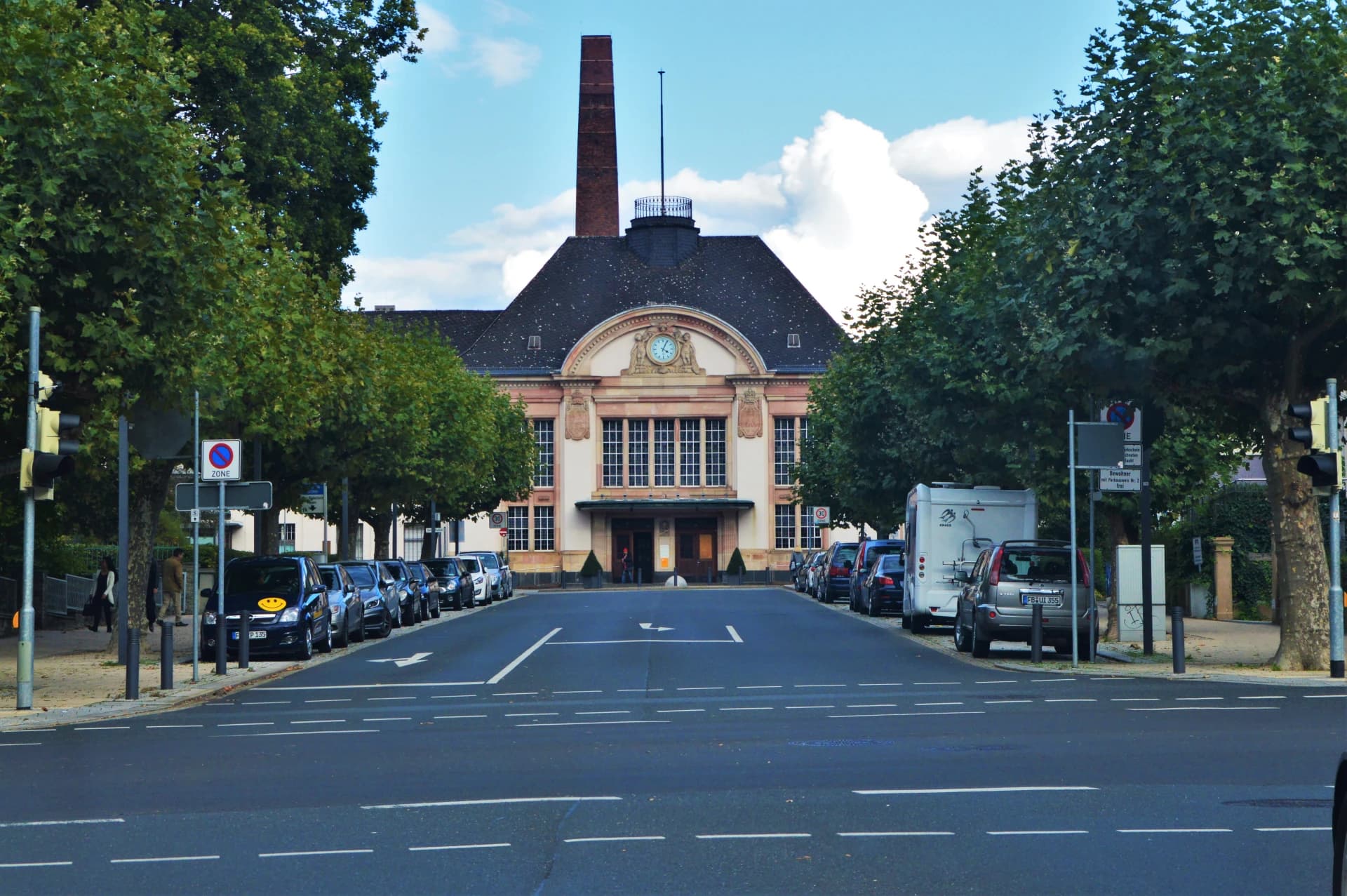 Blick durch die Bahnhofsallee zum Bahnhof in Bad Nauheim