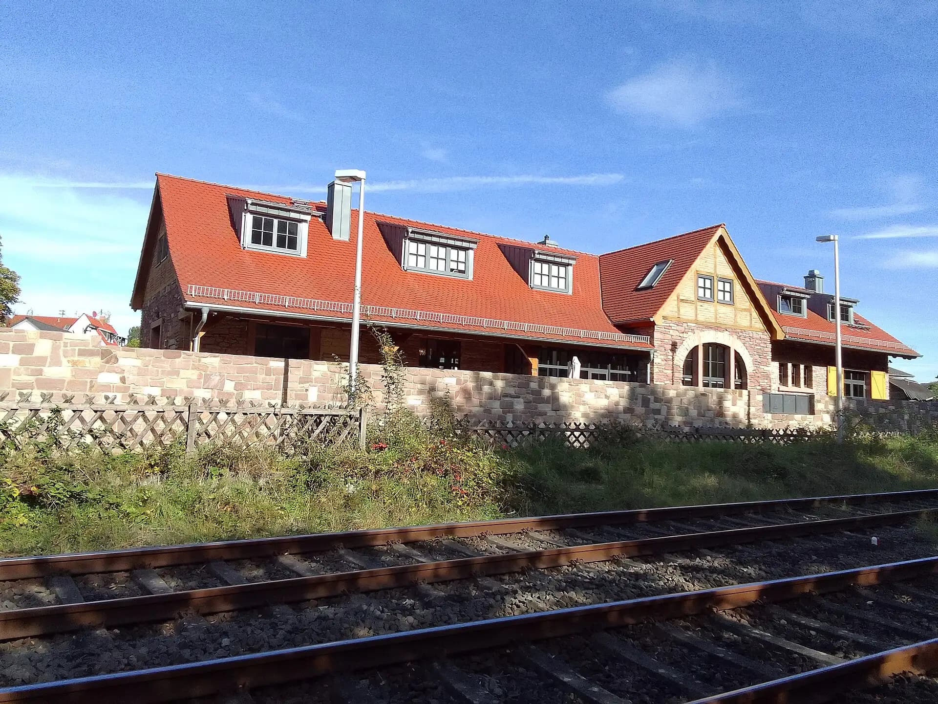 Bahnhofsgebäude an den Gleisen der Dreieichbahn in Dreieich-Götzenhain
