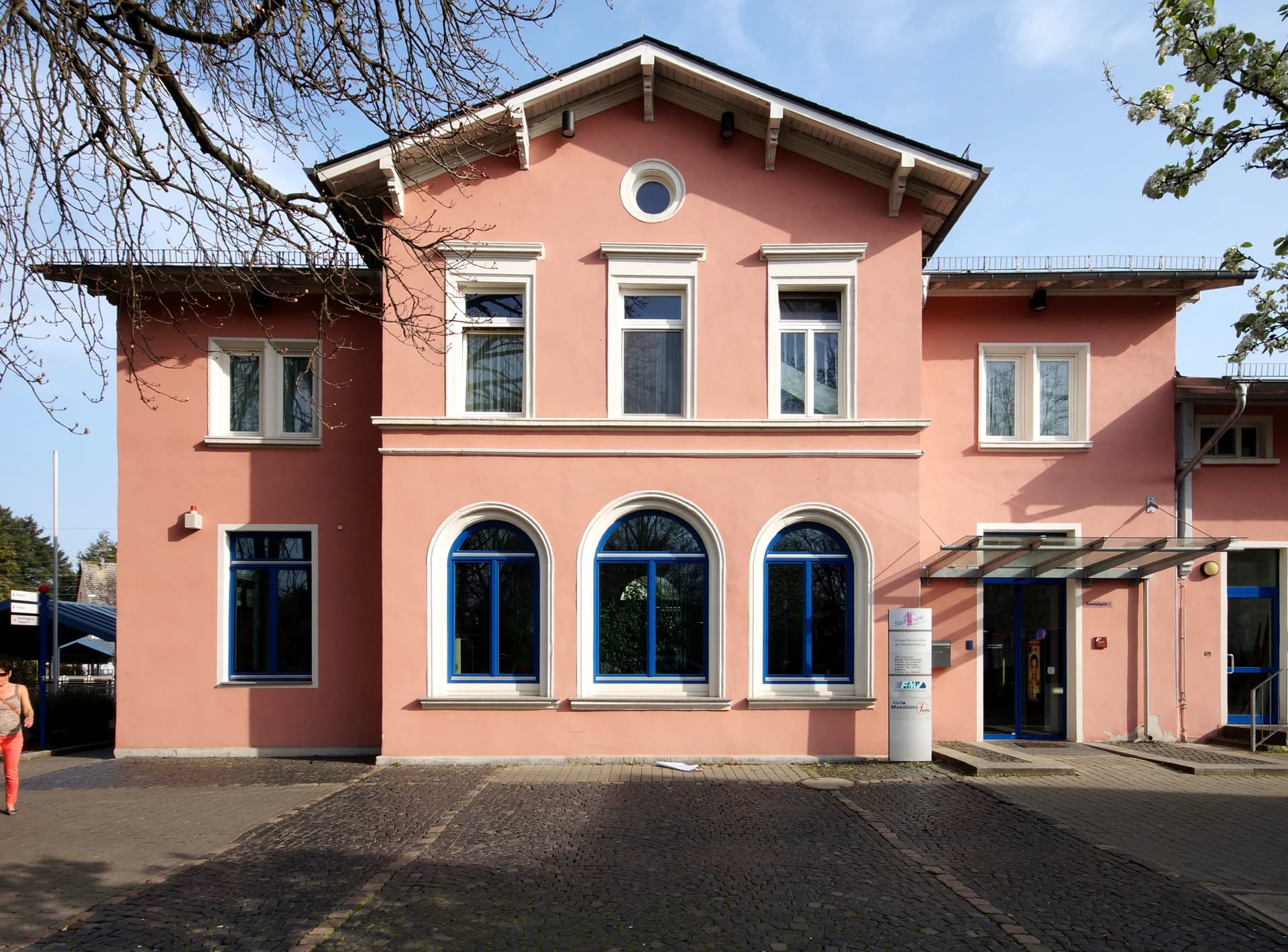 Bahnhofsgebäude mit Haupteingang in Hattersheim am Main