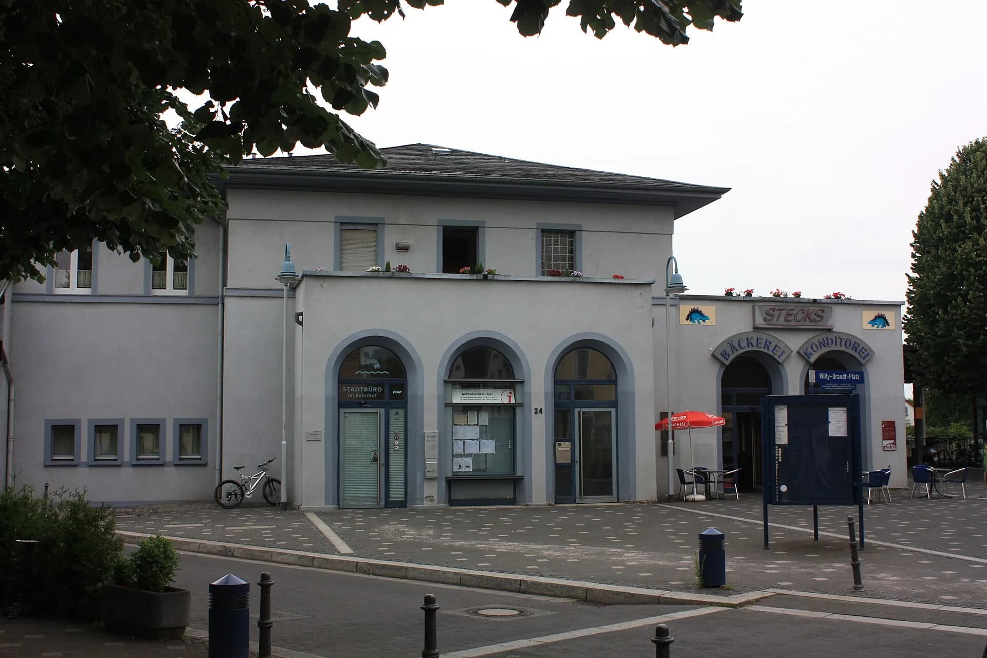 Empfangsgebäude des Bahnhofs Flörsheim (Main)