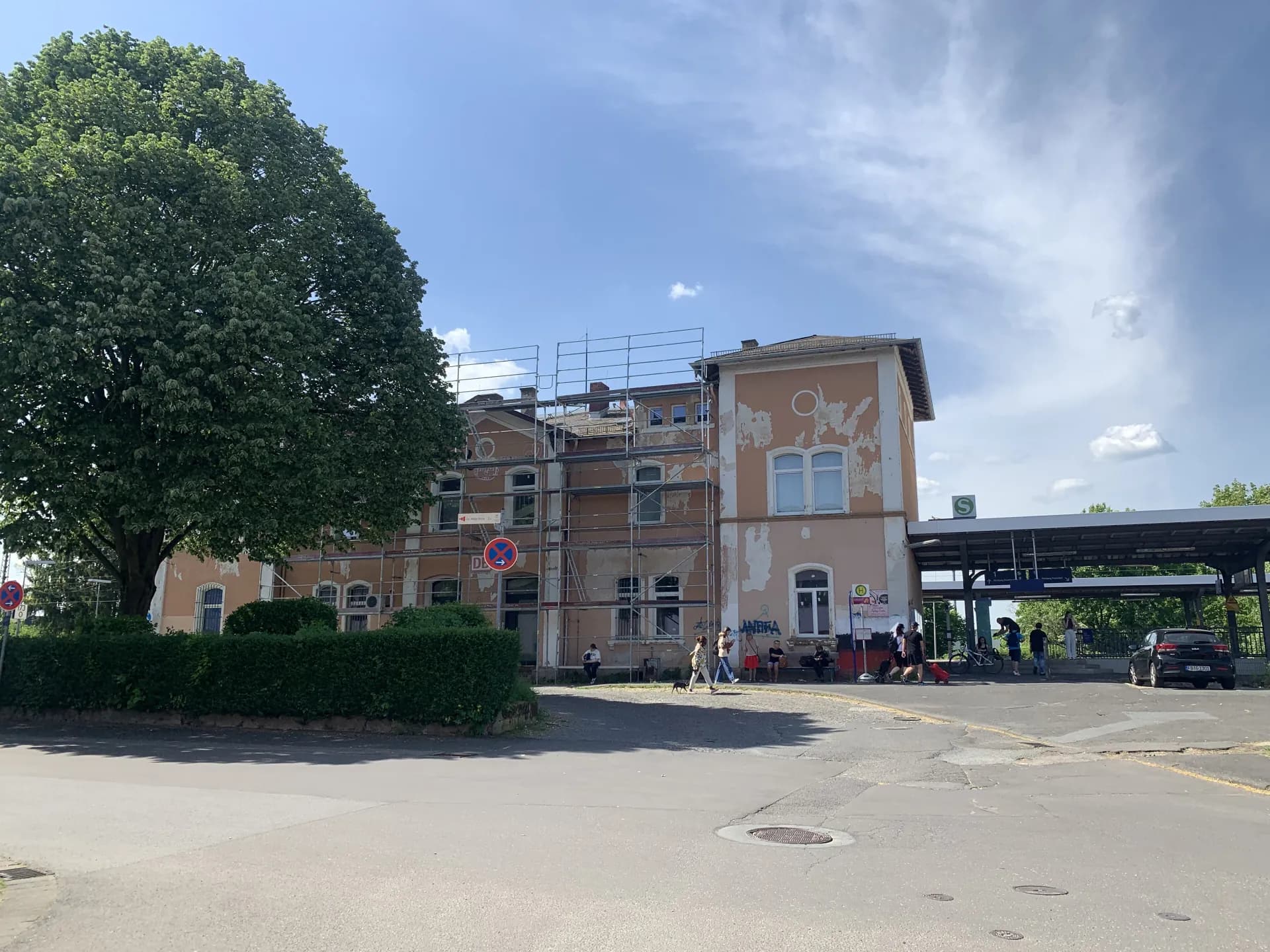 Empfangsgebäude des Bahnhofs Nieder-Wöllstadt am Vorplatz