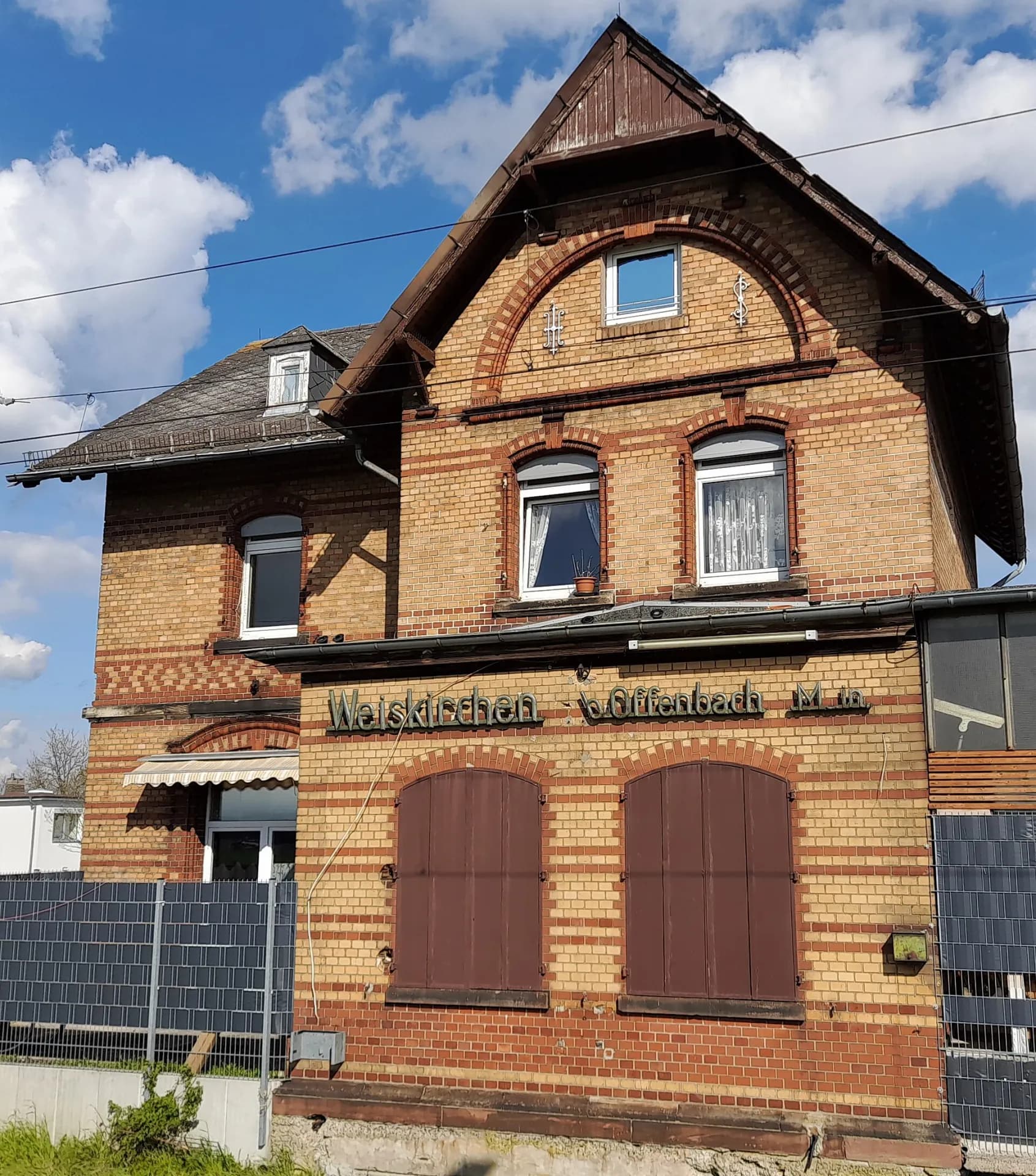 Backsteinfassade des Bahnhofsgebäudes in Rodgau-Weiskirchen