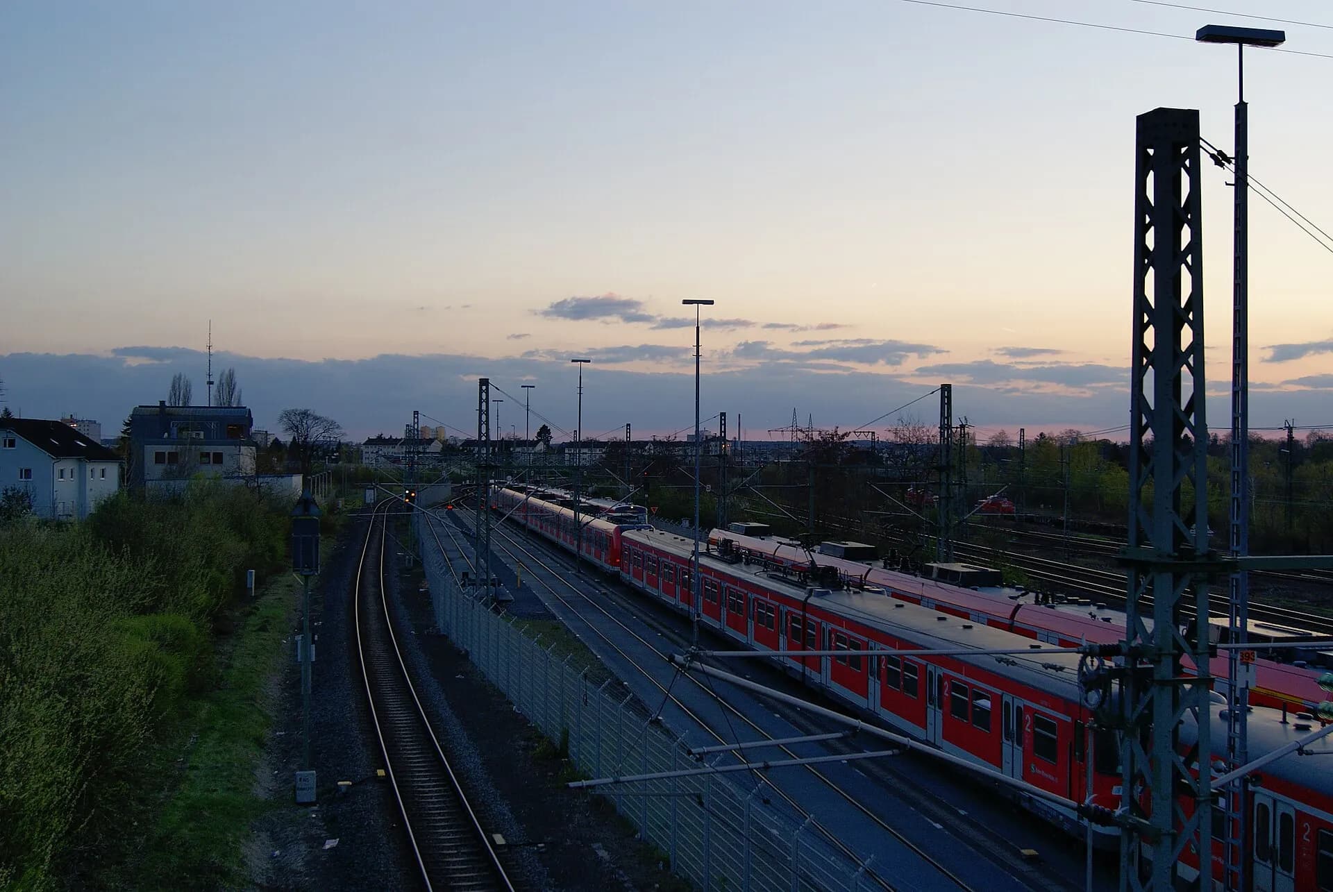 Bahnhofsgelände in Offenbach-Ost in der Abendstimmung