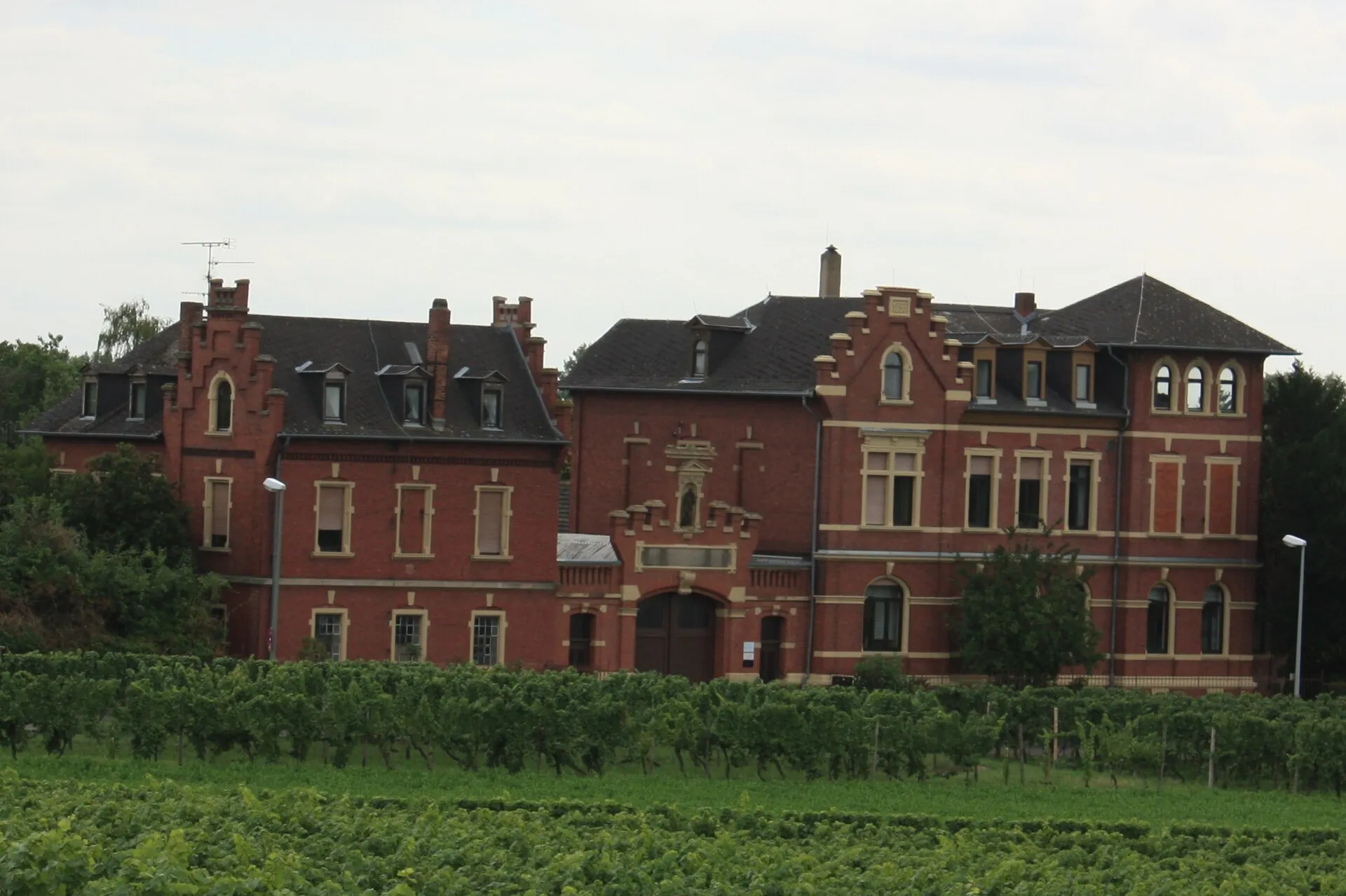 Backsteinvilla in der Bahnhofstraße 2 über den Weinbergen in Hochheim am Main