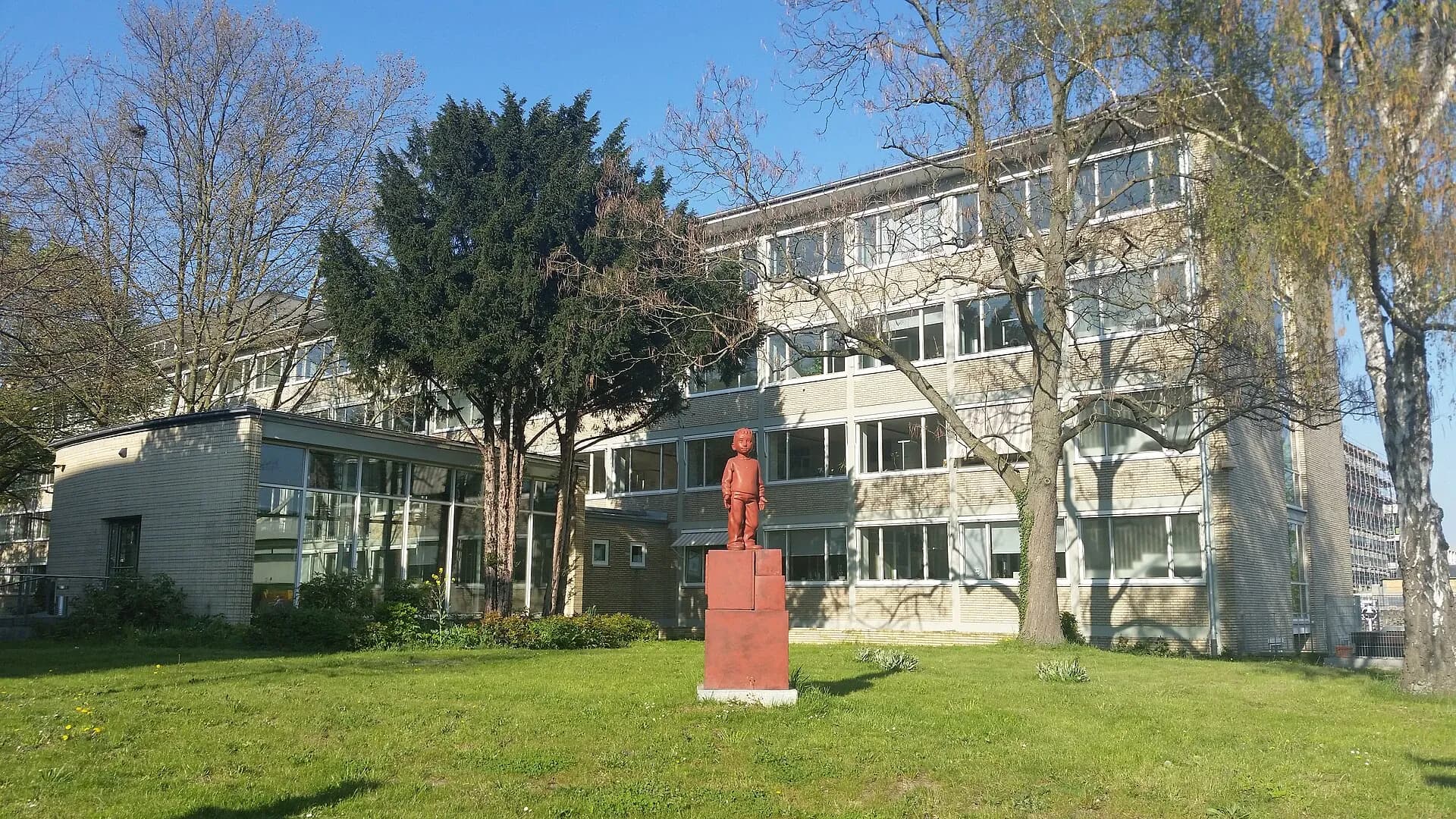 Grünanlage vor dem Schulgebäude an der Bahnhofstraße in Bad Homburg-Gonzenheim